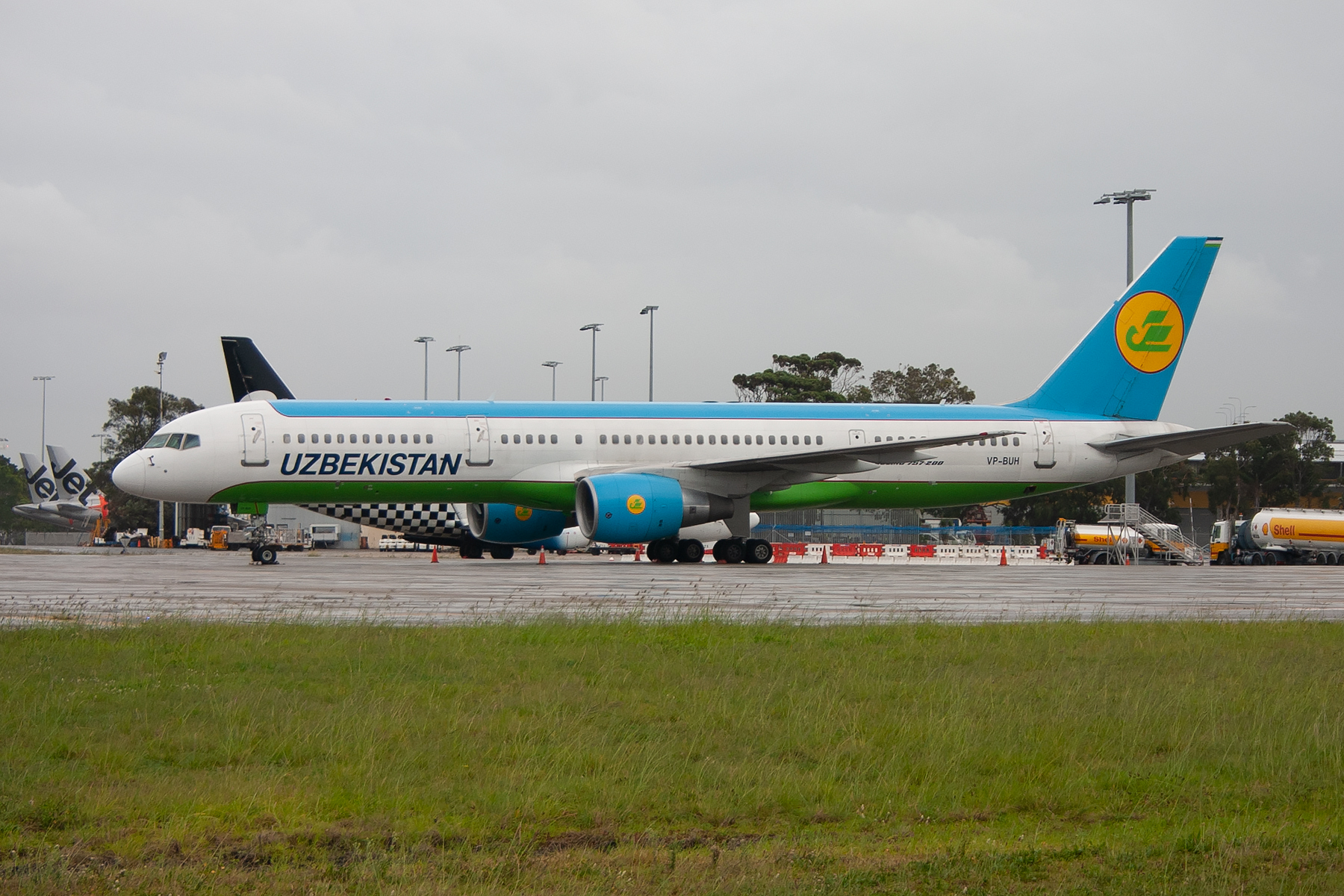 Uzbekistan Airways Boeing 757-200 VP-BUH at Kingsford Smith