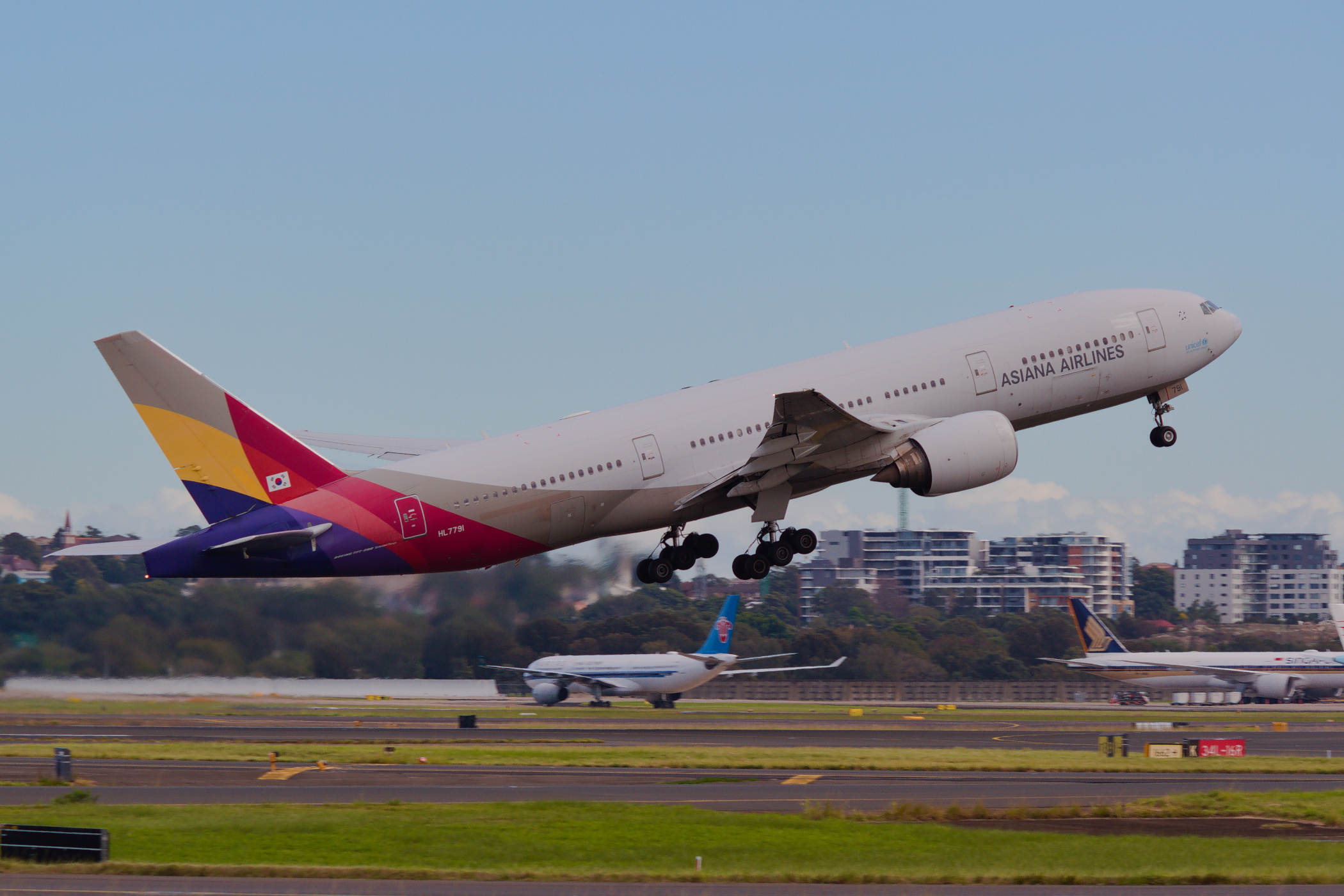 Asiana Boeing 777-200ER HL7791 at Kingsford Smith