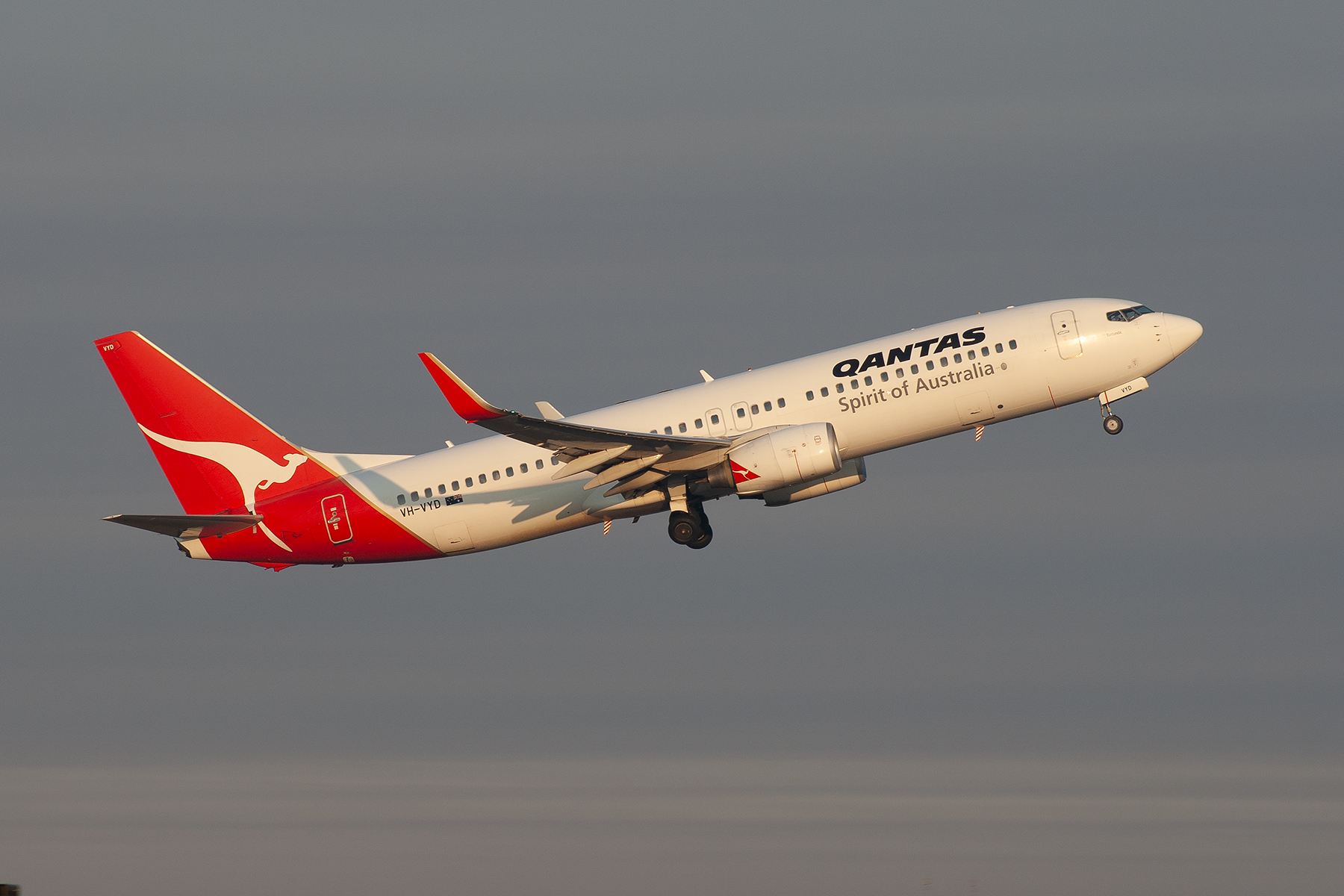 Qantas Boeing 737-800 VH-VYD at Kingsford Smith