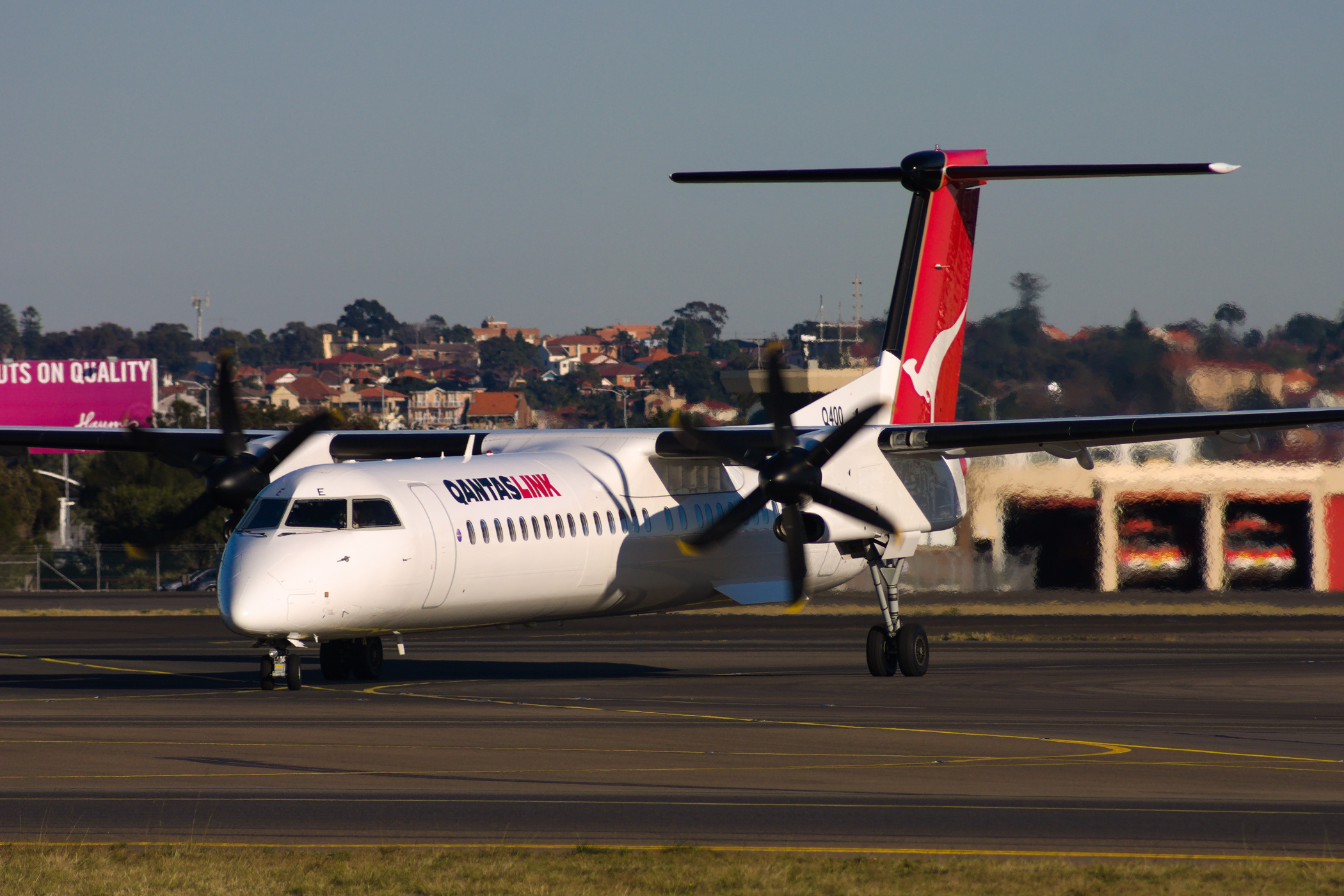 QantasLINK deHavilland Canada DHC8-Q400 VH-QOE at Kingsford Smith