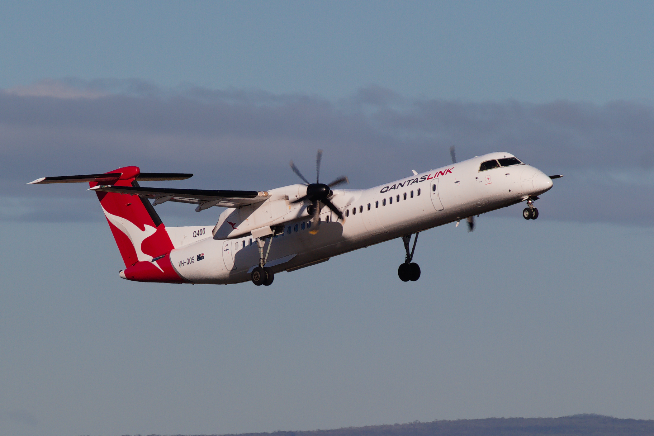 QantasLINK deHavilland Canada DHC8-Q400 VH-QOS at Kingsford Smith