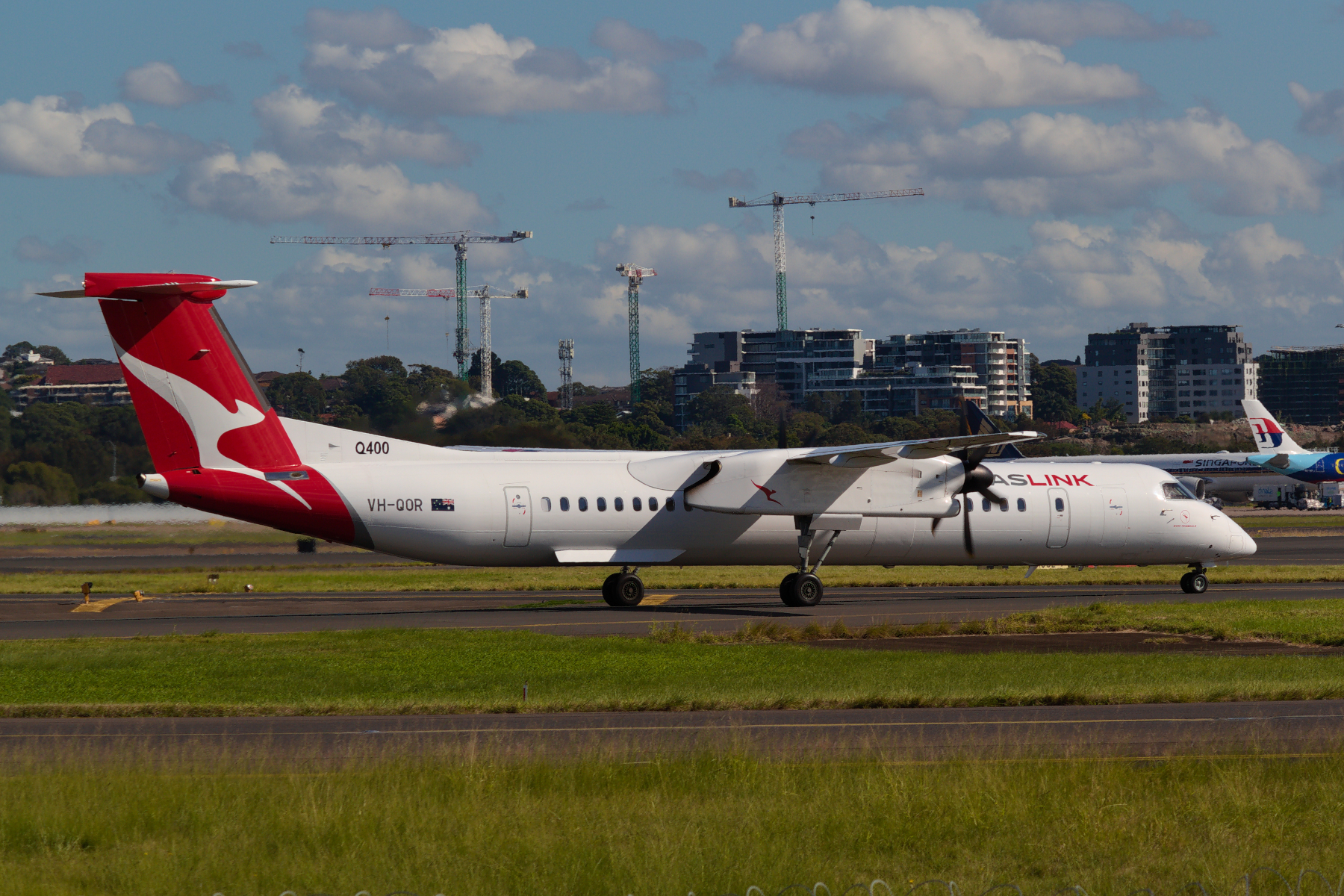 QantasLINK deHavilland Canada DHC8-Q400 VH-QOR at Kingsford Smith