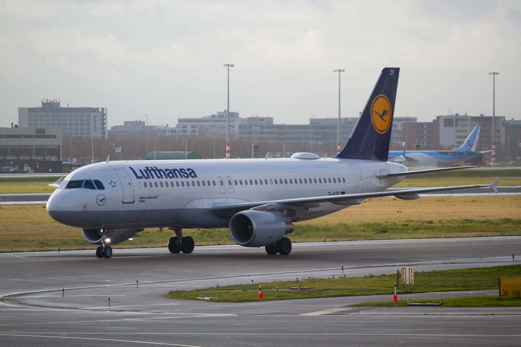 Lufthansa Airbus A320-200 D-AIZF at Schiphol