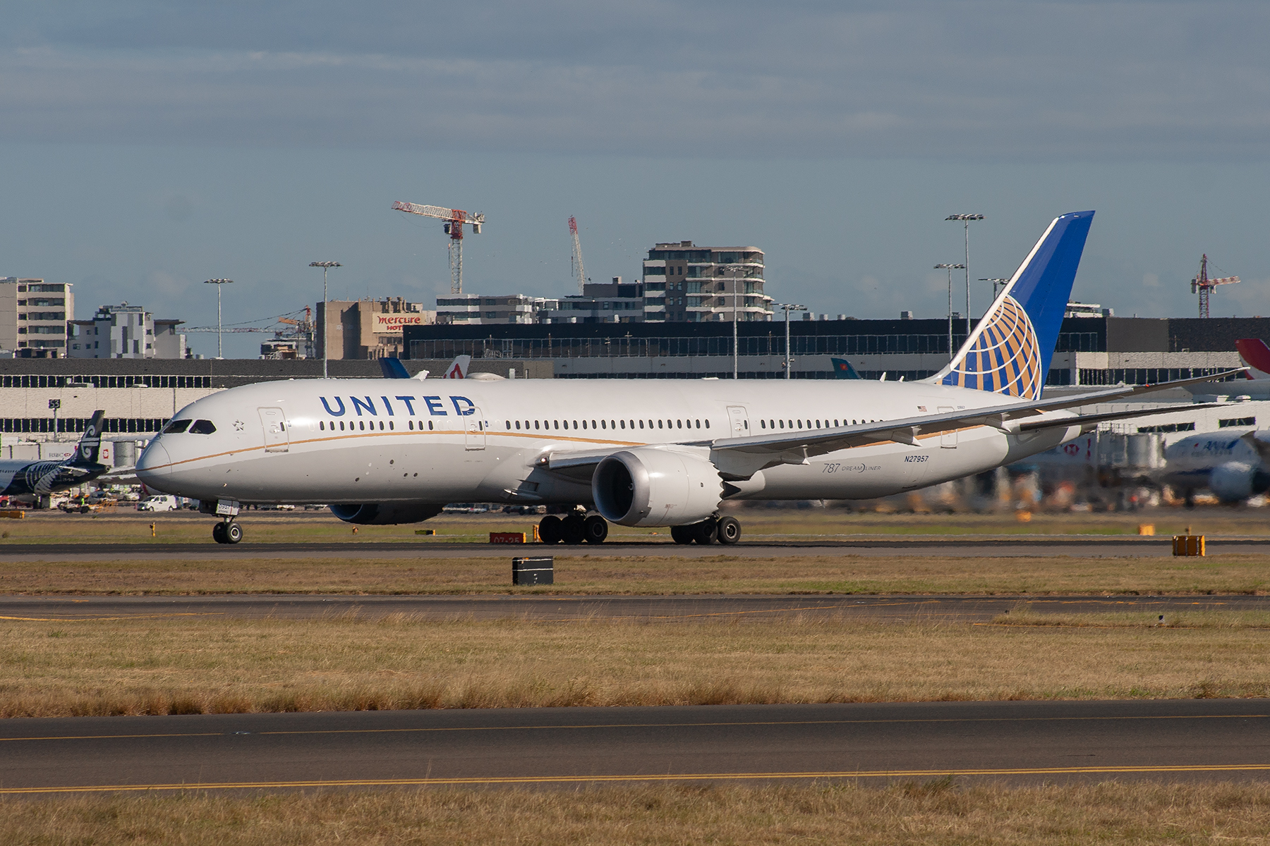 United Airlines Boeing 787-900 N27957 at Kingsford Smith