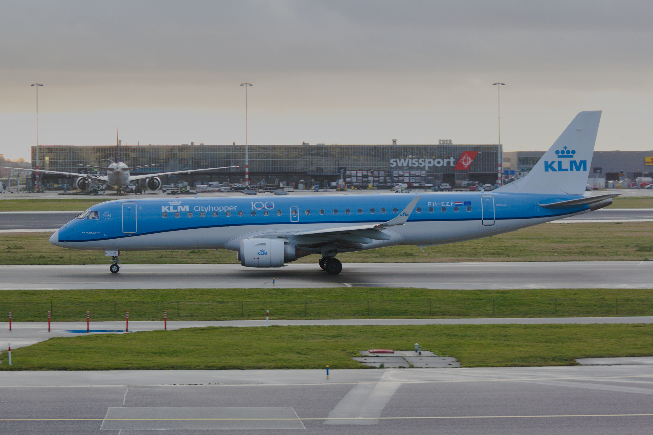 KLM Cityhopper Embraer E190 PH-EZF at Schiphol