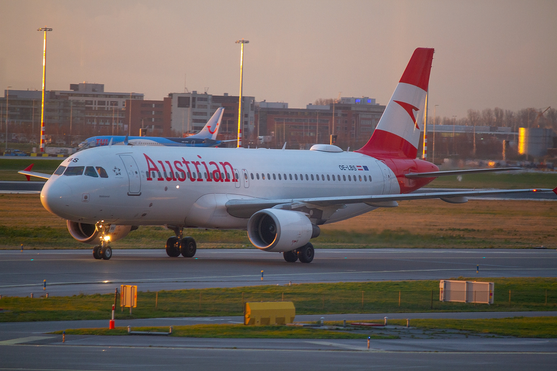 Tyrolean Airways Airbus A320-200 OE-LBS at Schiphol
