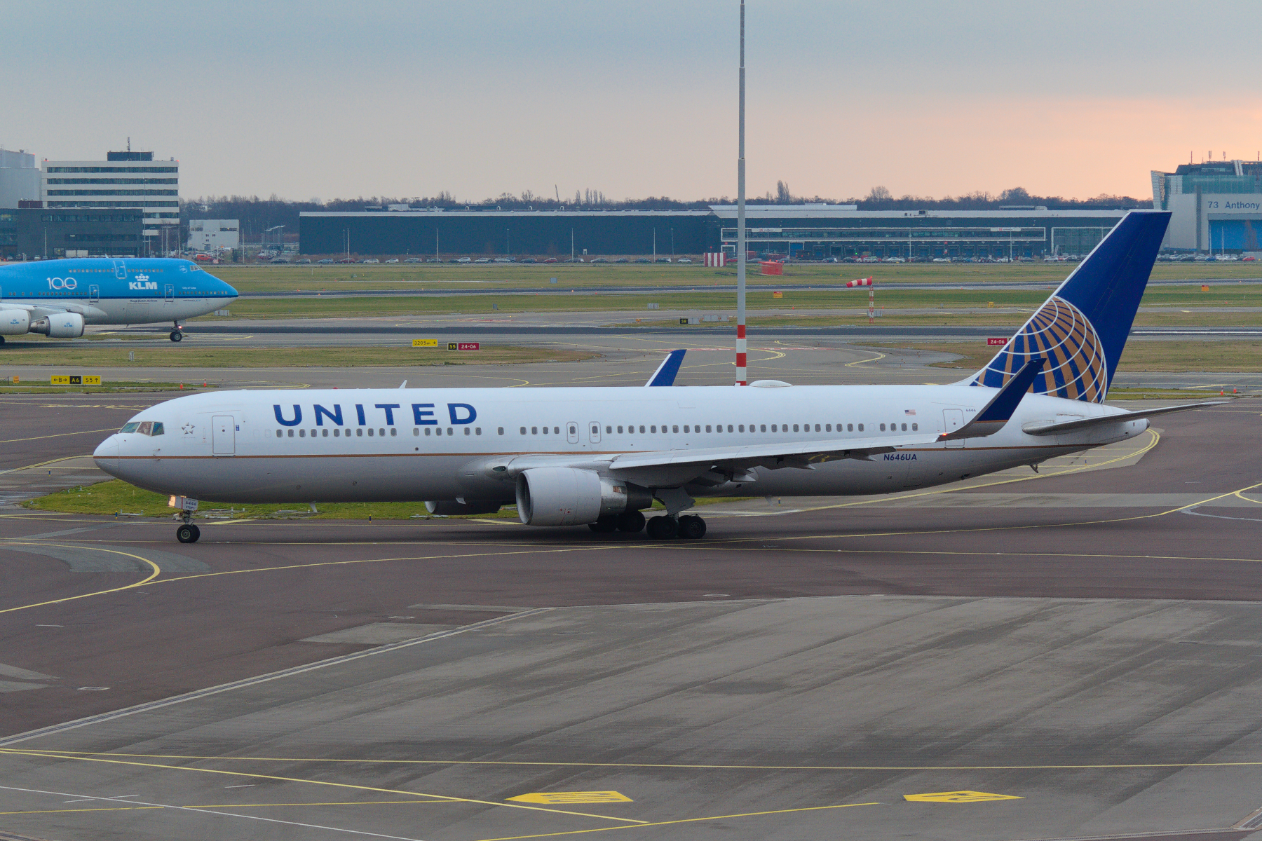 United Airlines Boeing 767-300ER N646UA at Schiphol