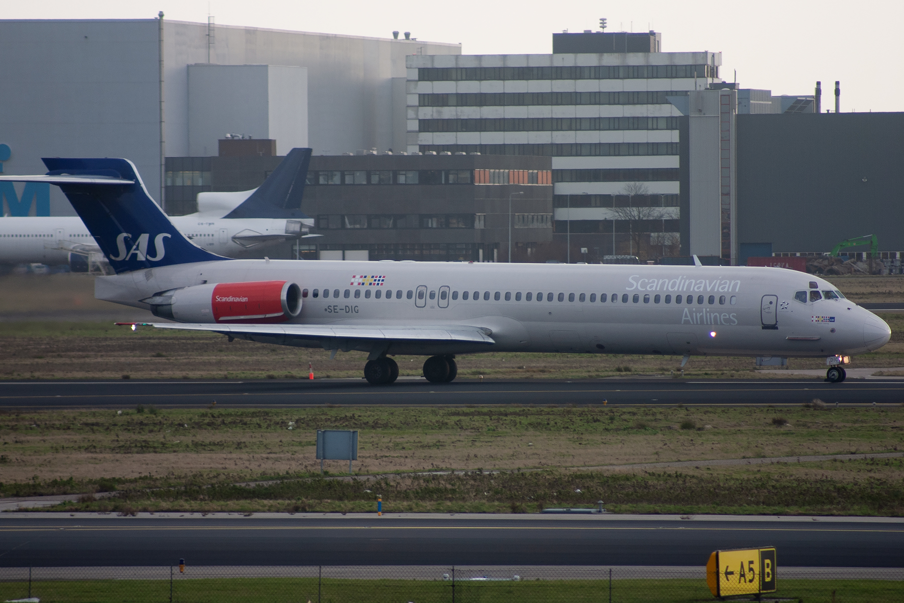 SAS McDonnell Douglas MD87 SE-DIC at Schiphol