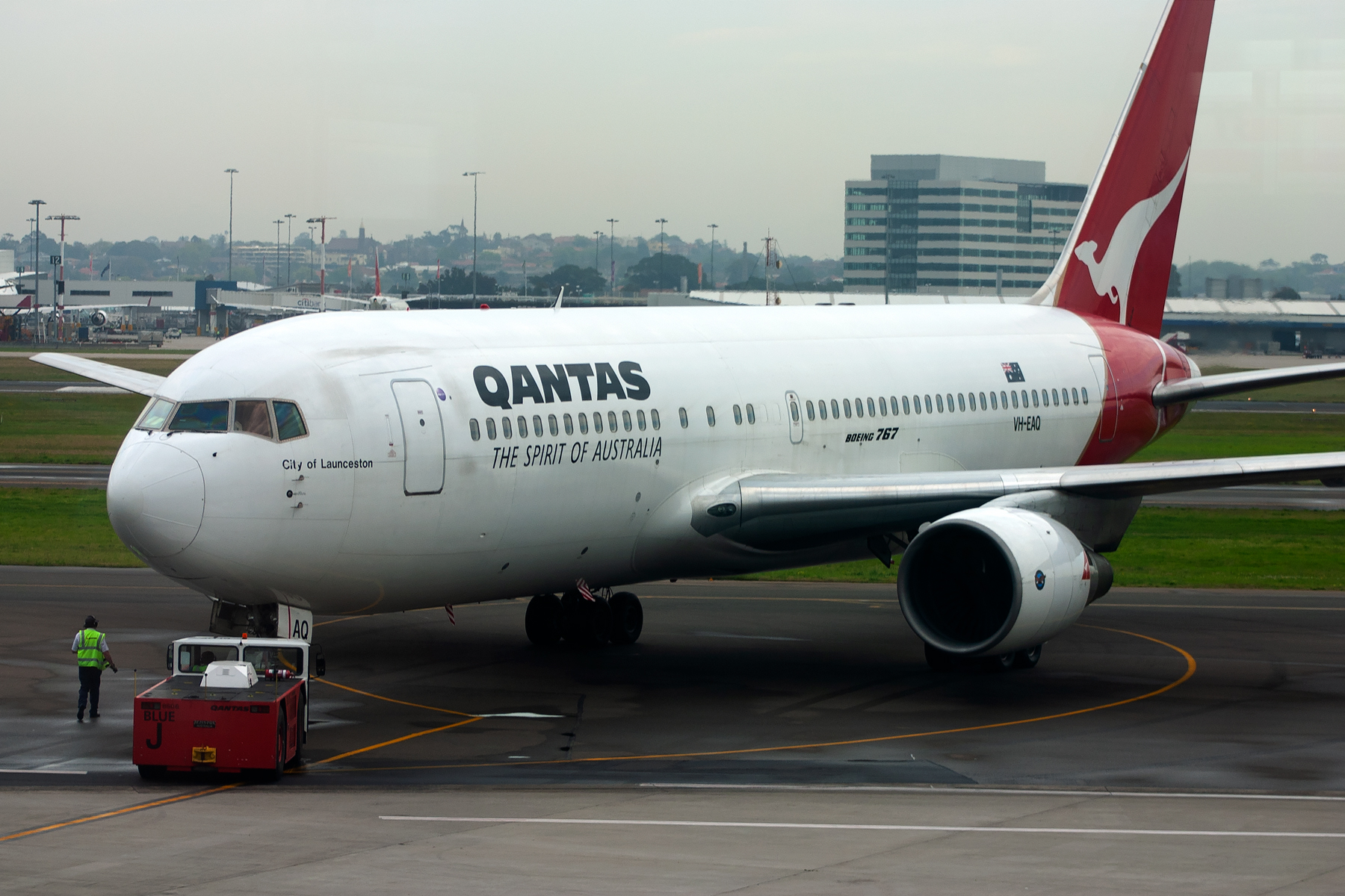 Qantas Boeing 767-200ER VH-EAQ at Kingsford Smith