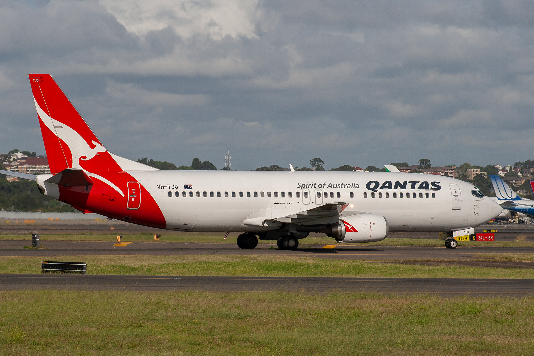 Qantas Boeing 737-400 VH-TJO at Kingsford Smith