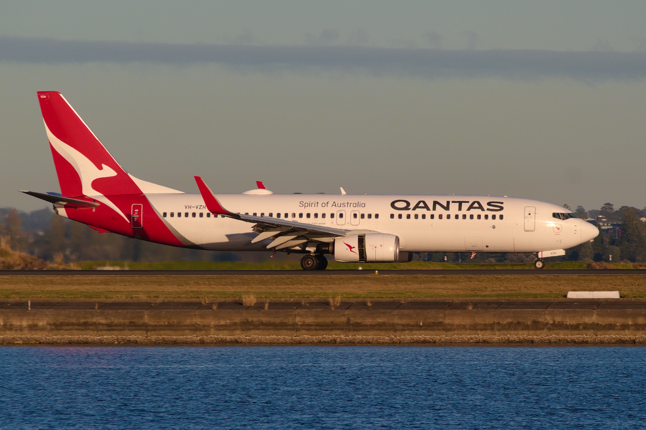 Qantas Boeing 737-800 VH-VZH at Kingsford Smith