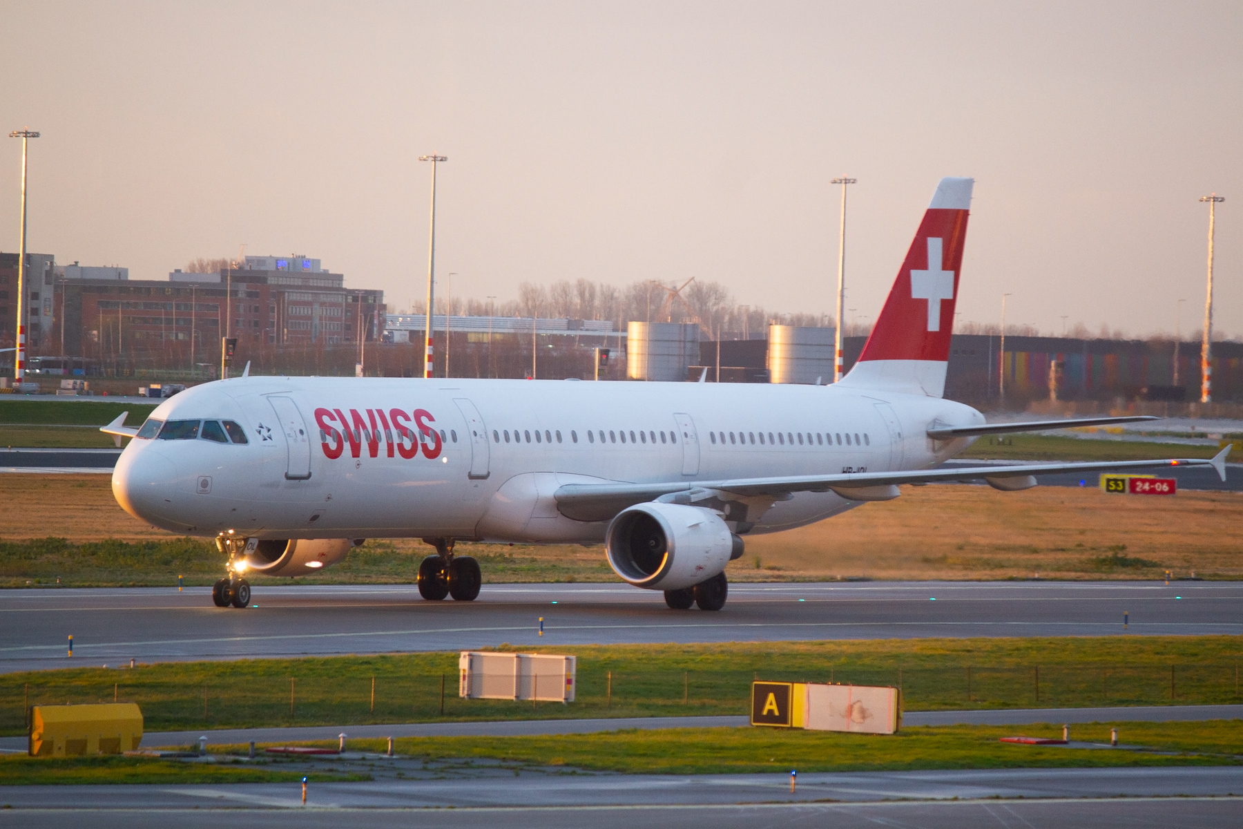 Swiss Int'l Airlines Airbus A321-100 HB-IOL at Schiphol