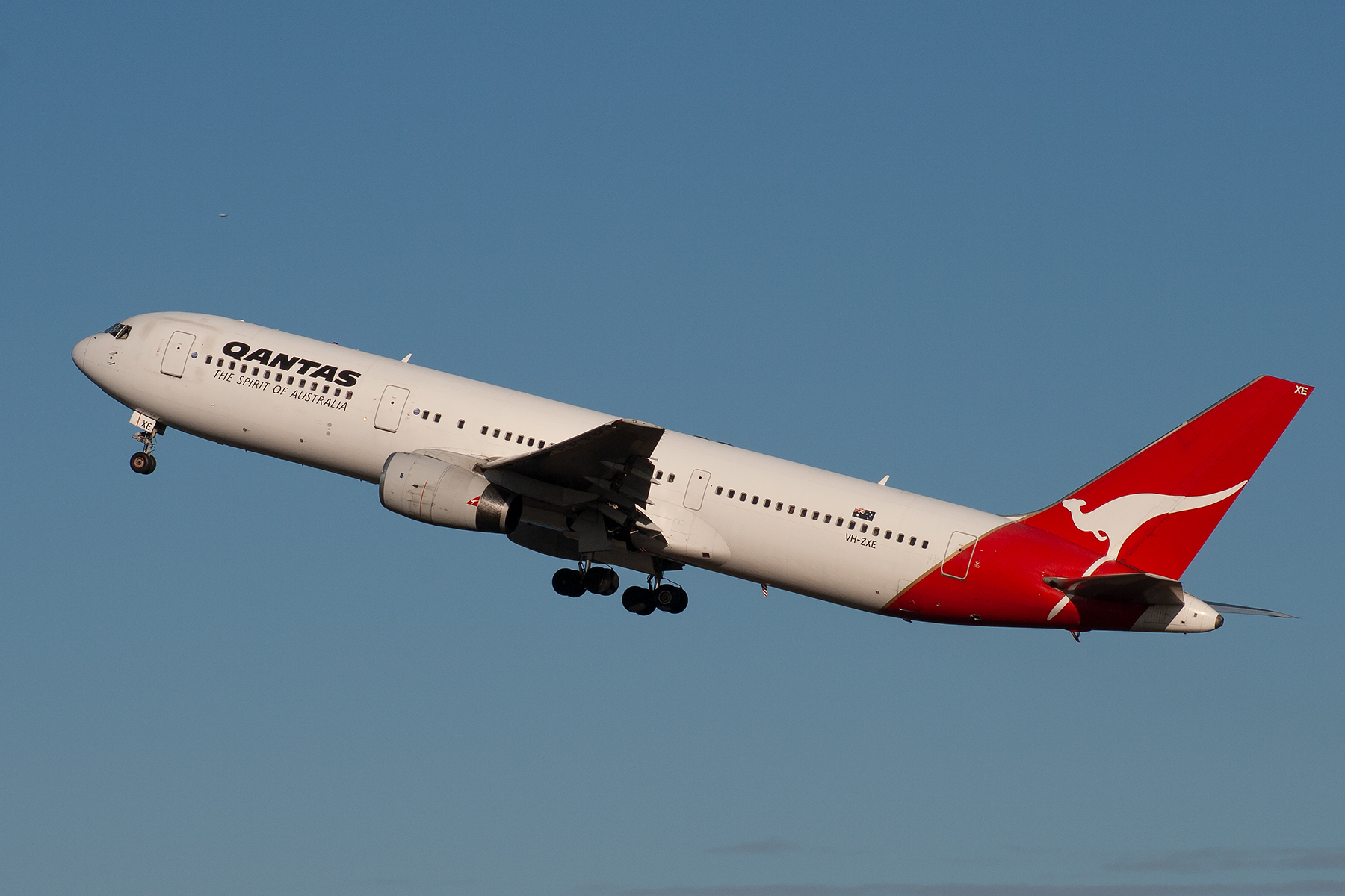 Qantas Boeing 767-300ER VH-ZXE at Kingsford Smith