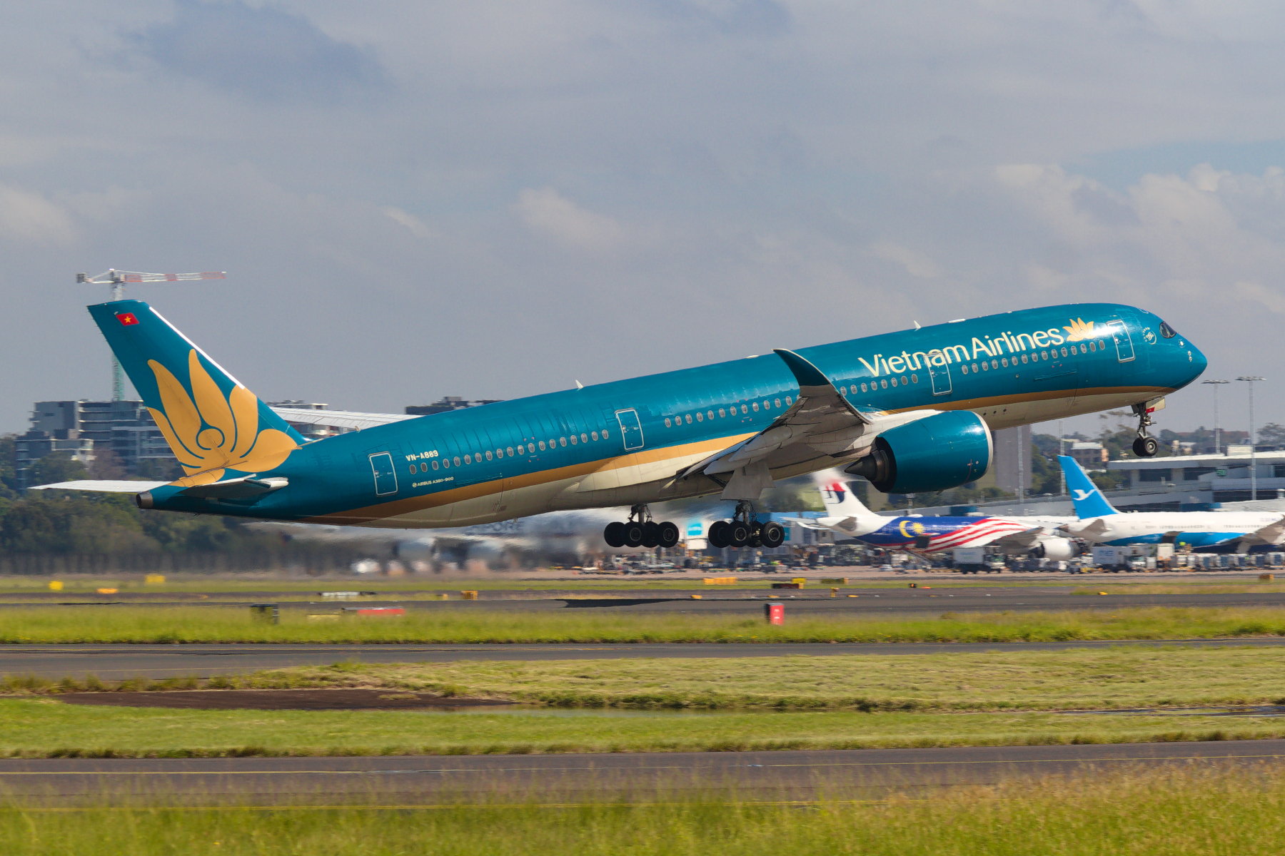 Vietnam Airlines Airbus A350-900 VN-A889 at Kingsford Smith