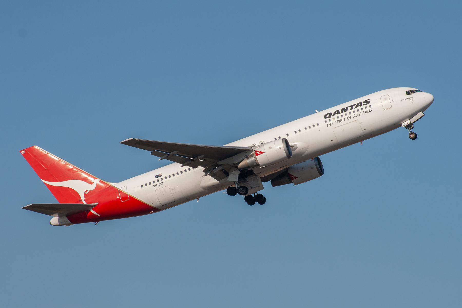 Qantas Boeing 767-300ER VH-OGE at Kingsford Smith