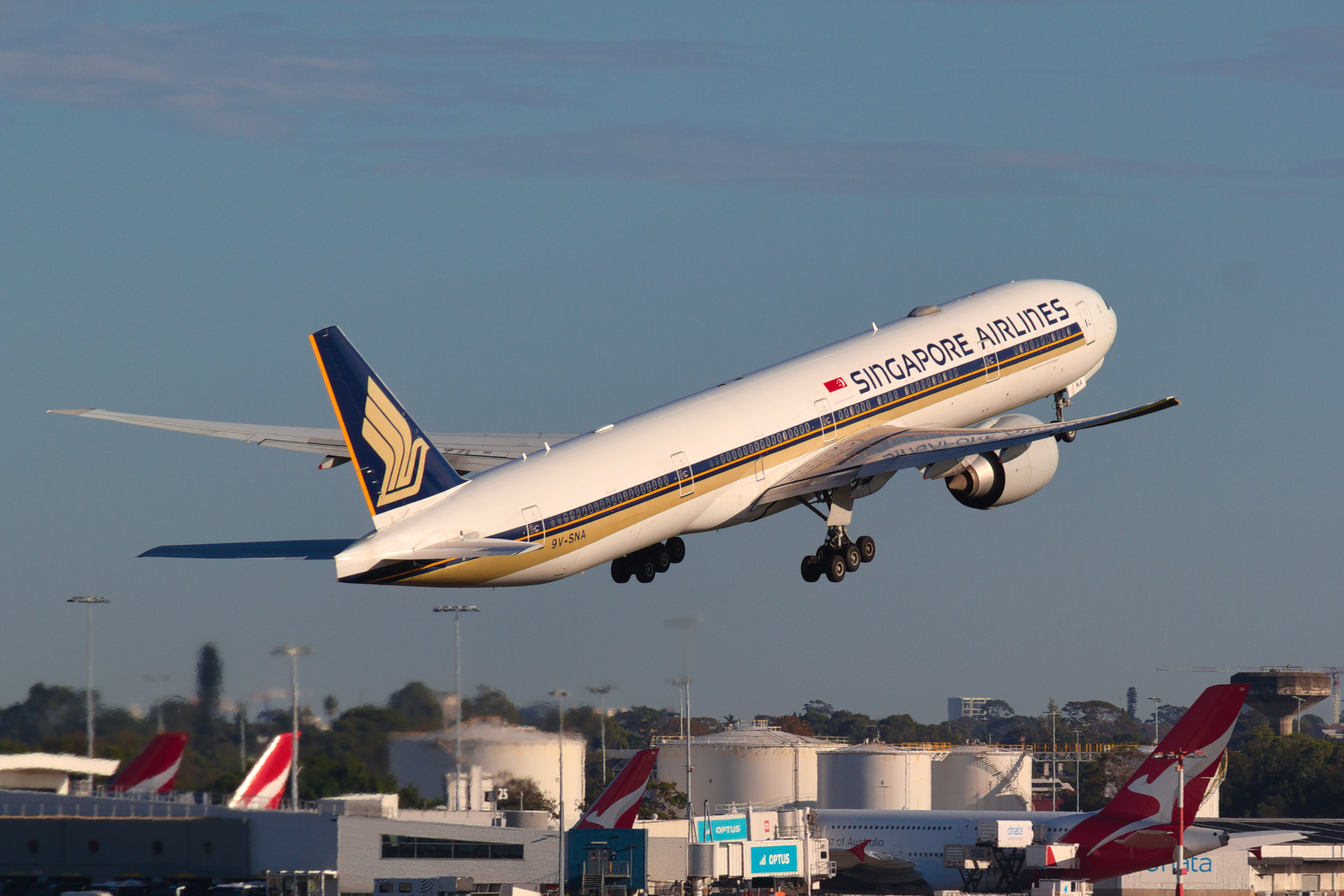 Singapore Airlines Boeing 777-300ER 9V-SNA at Kingsford Smith