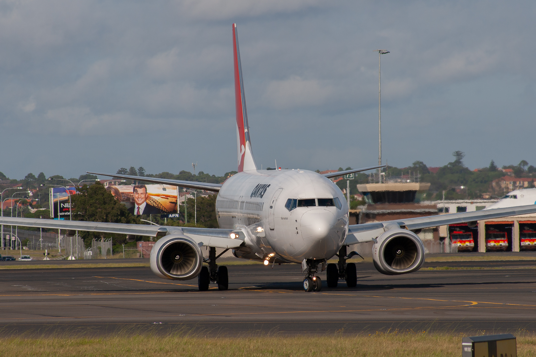 Qantas Boeing 737-800 VH-VXH at Kingsford Smith