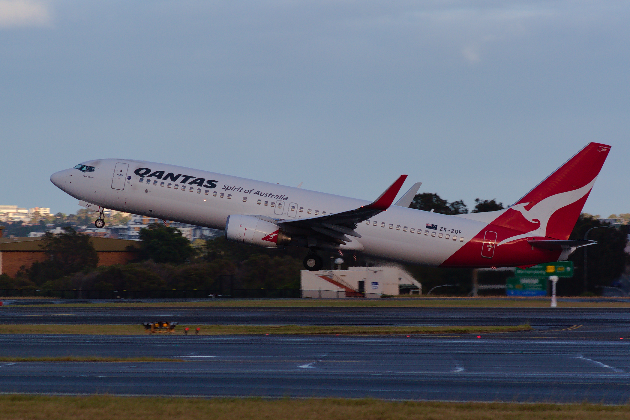 Qantas Boeing 737-800 ZK-ZQF at Kingsford Smith