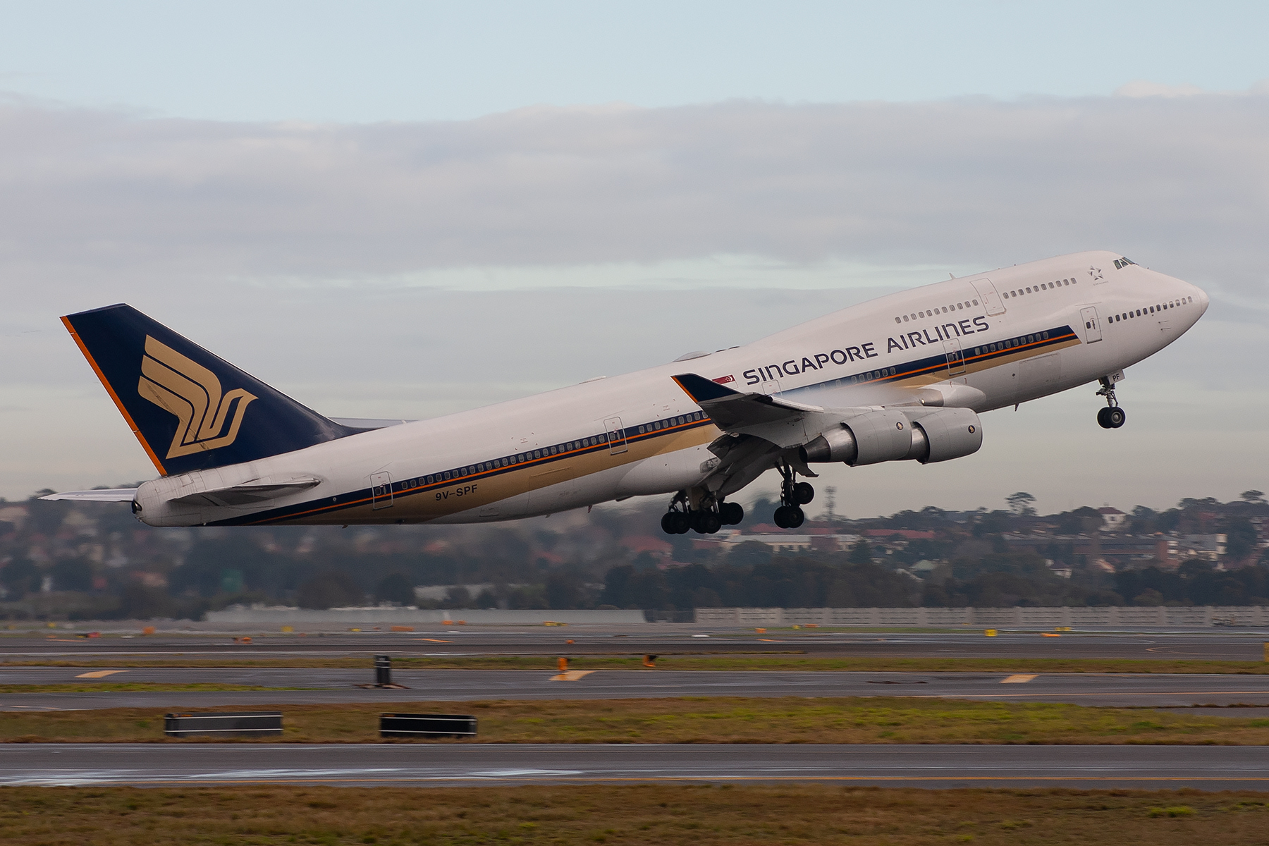 Singapore Airlines Boeing 747-400 9V-SPF at Kingsford Smith