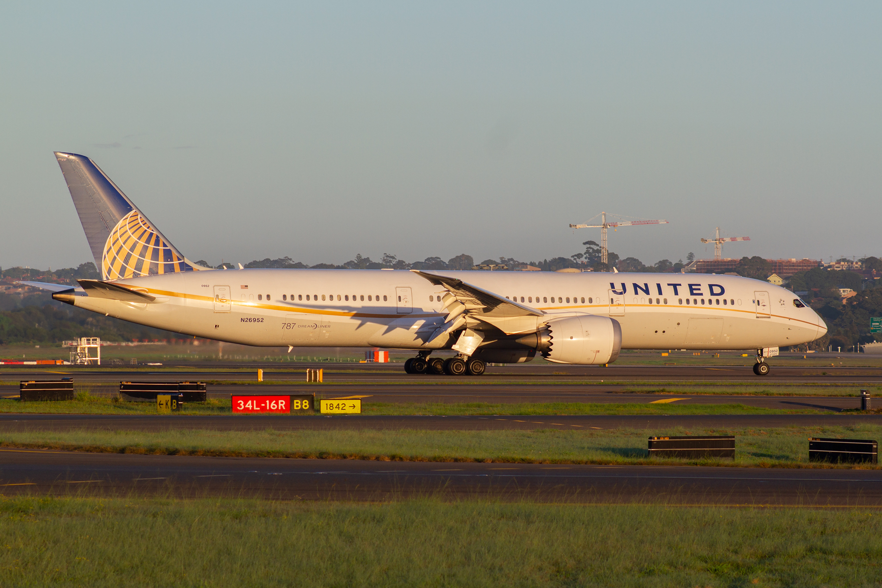 United Airlines Boeing 787-900 N26952 at Kingsford Smith