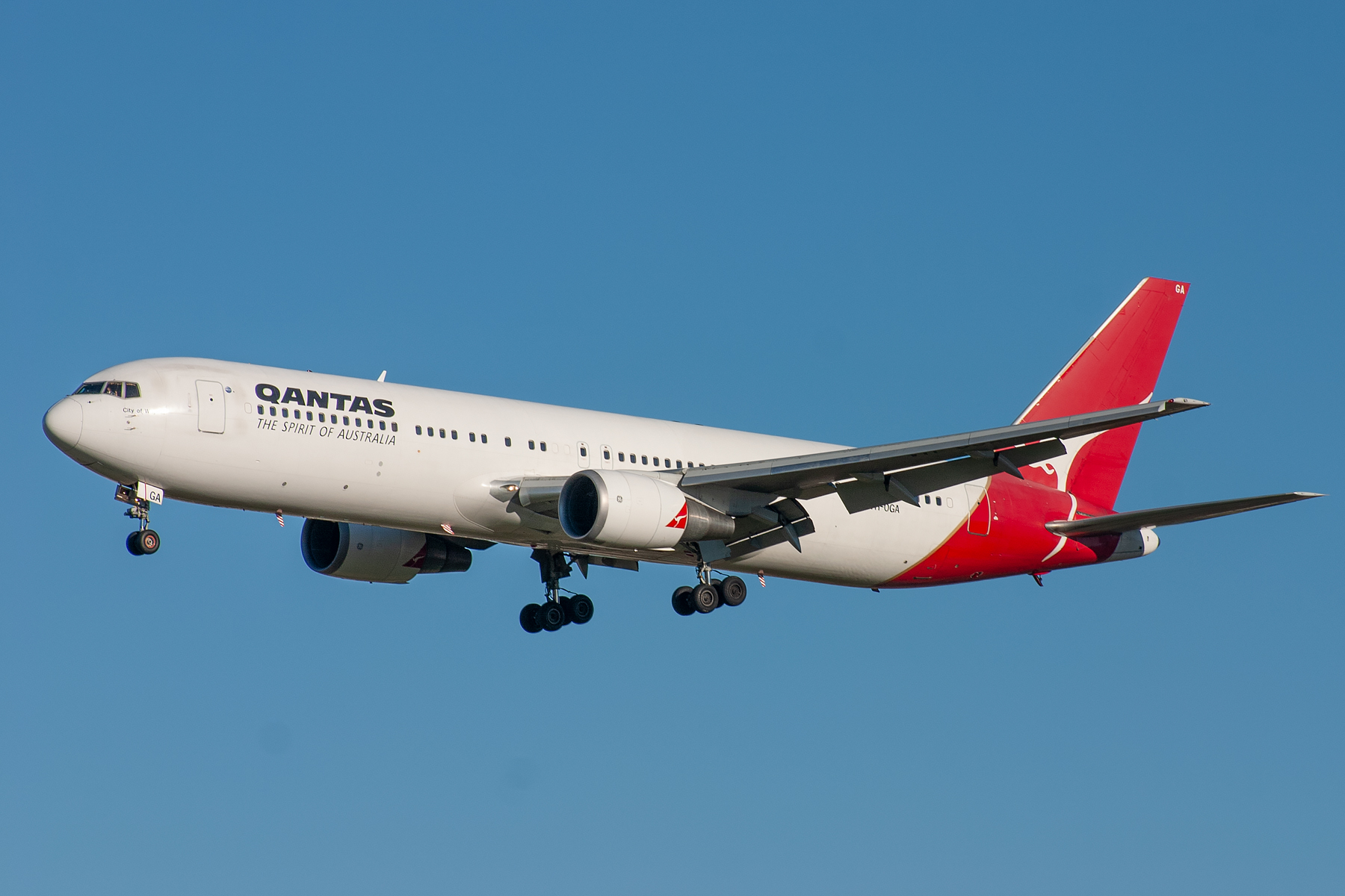 Qantas Boeing 767-300ER VH-OGA at Kingsford Smith