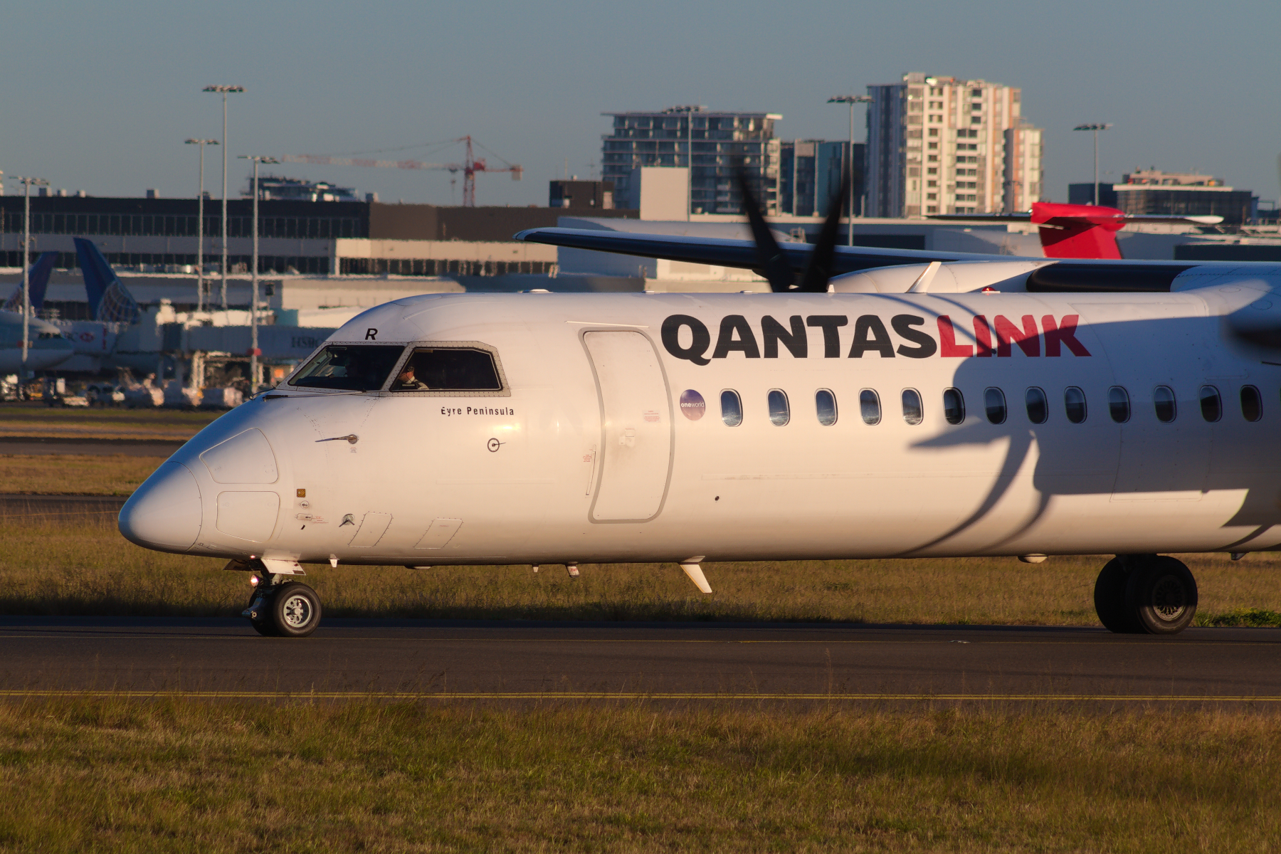 QantasLINK deHavilland Canada DHC8-Q400 VH-QOR at Kingsford Smith