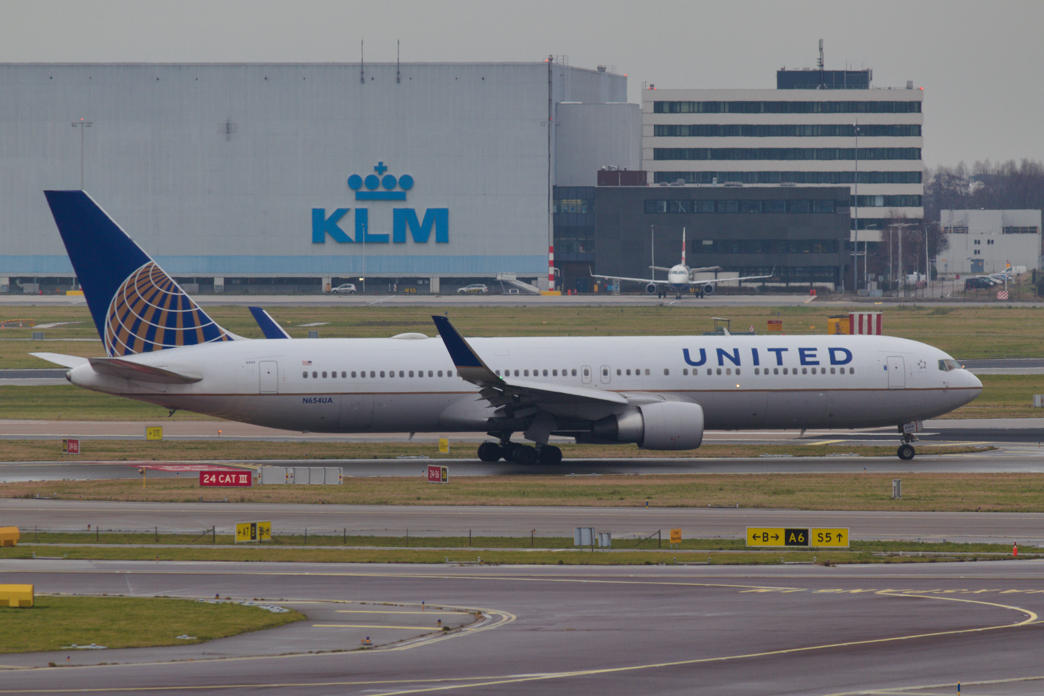 United Airlines Boeing 767-300ER N654UA at Schiphol
