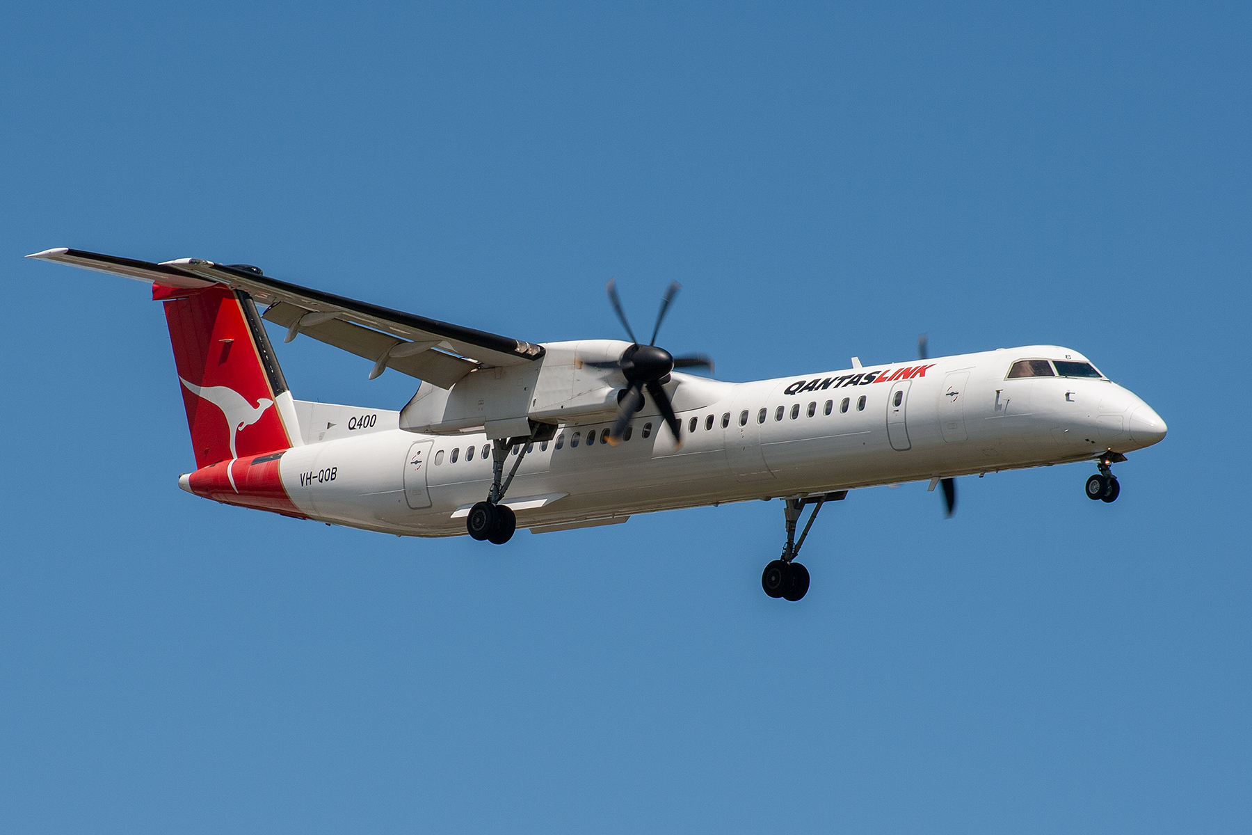 QantasLINK deHavilland Canada DHC8-Q400 VH-QOB at Kingsford Smith