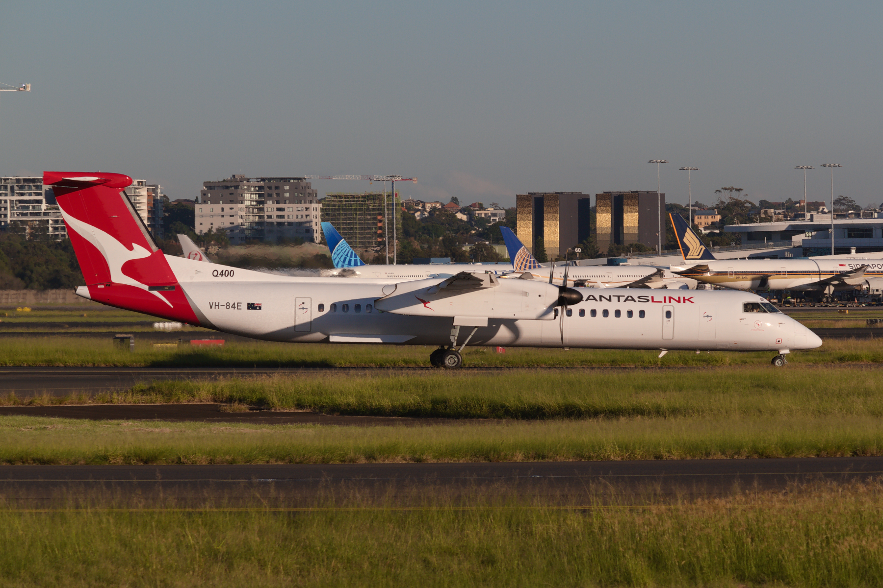 Qantas-Sunstate deHavilland Canada DHC8-Q400NG VH-84E at Kingsford Smith