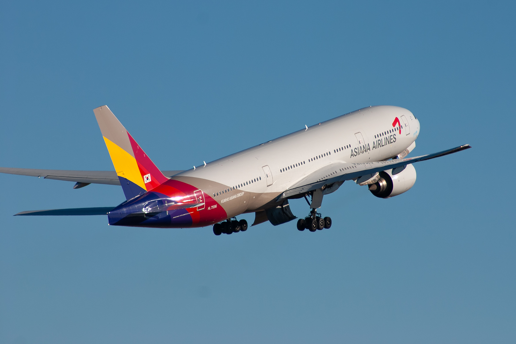 Asiana Boeing 777-200ER HL7596 at Kingsford Smith