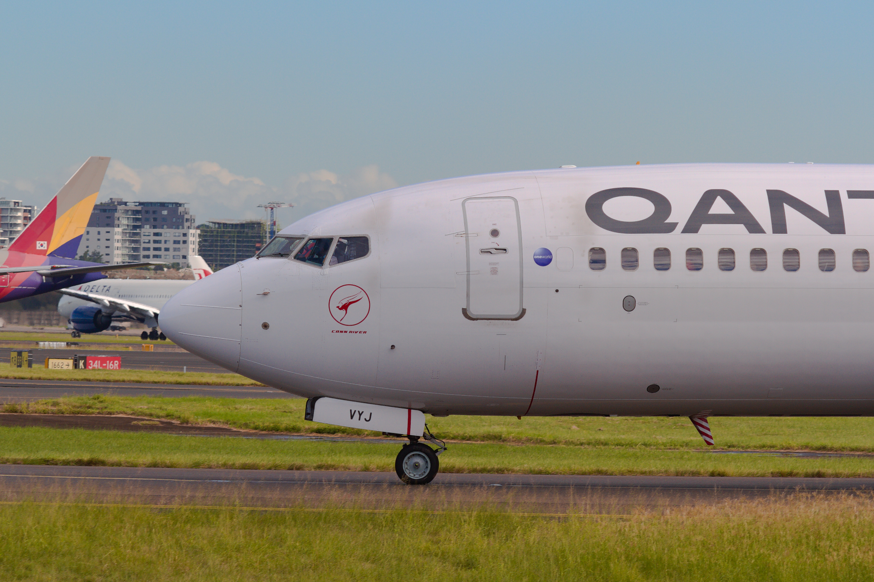 Qantas Boeing 737-800 VH-VYJ at Kingsford Smith