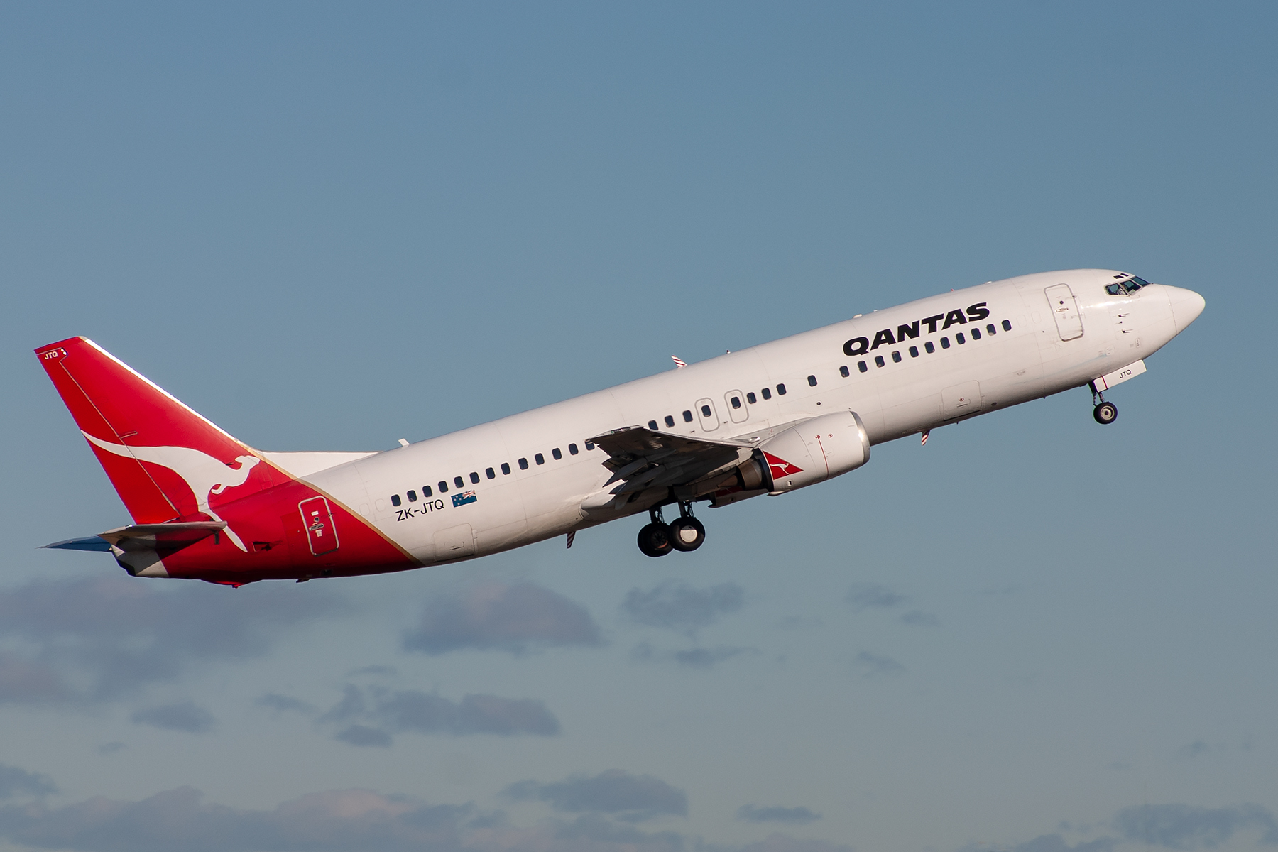 Qantas Boeing 737-400 ZK-JTQ at Kingsford Smith