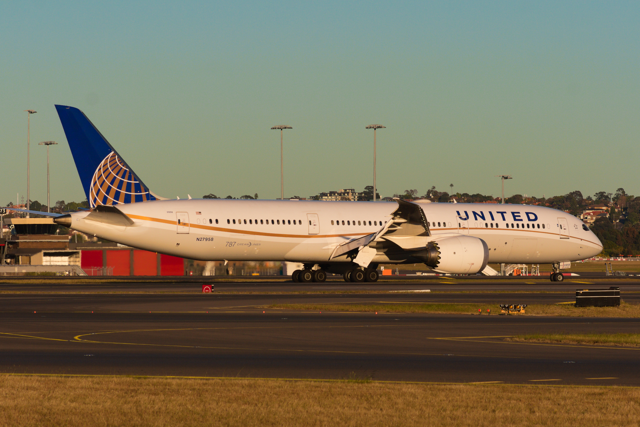 United Airlines Boeing 787-900 N27958 at Kingsford Smith