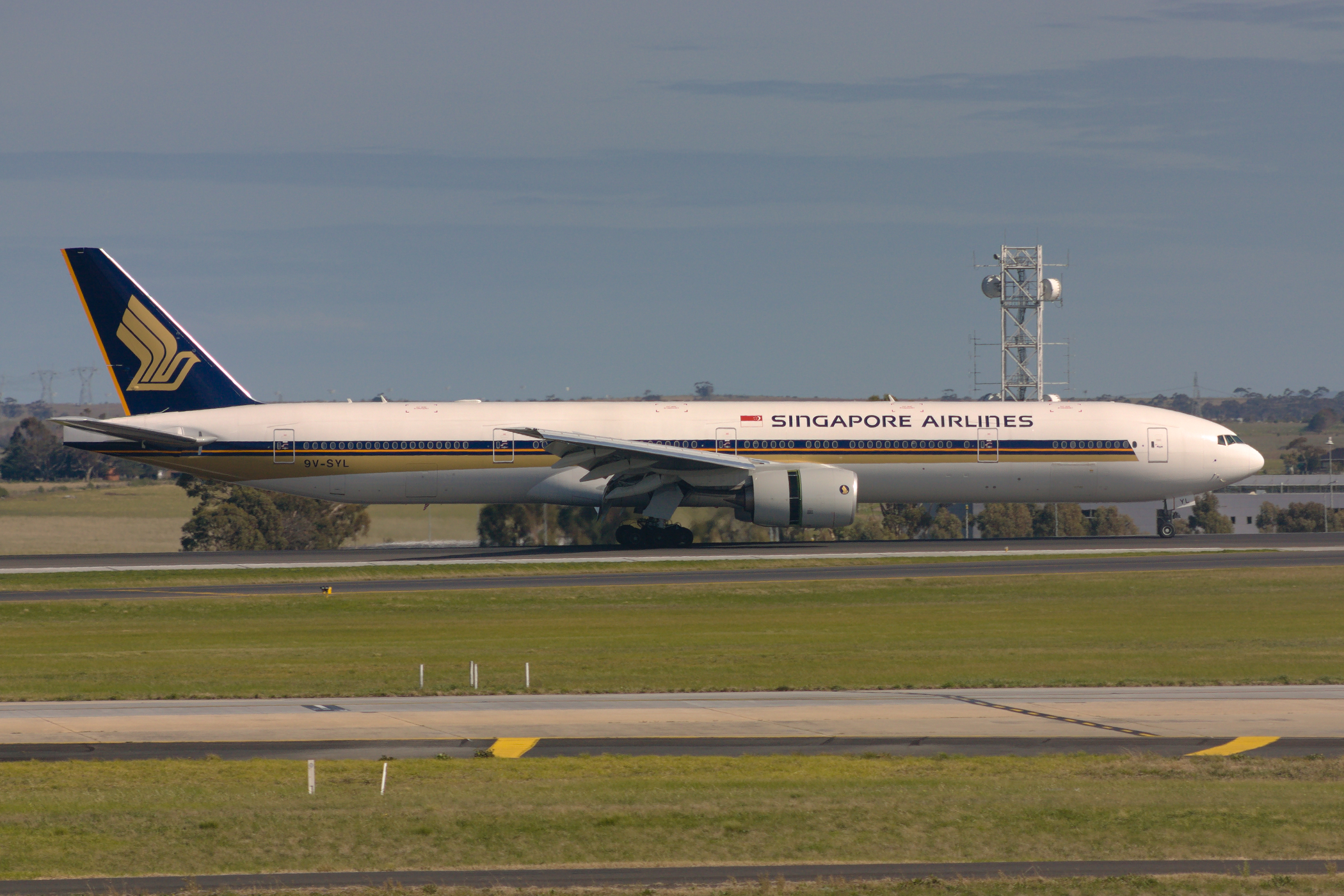 Singapore Airlines Boeing 777-300 9V-SYL at Tullamarine