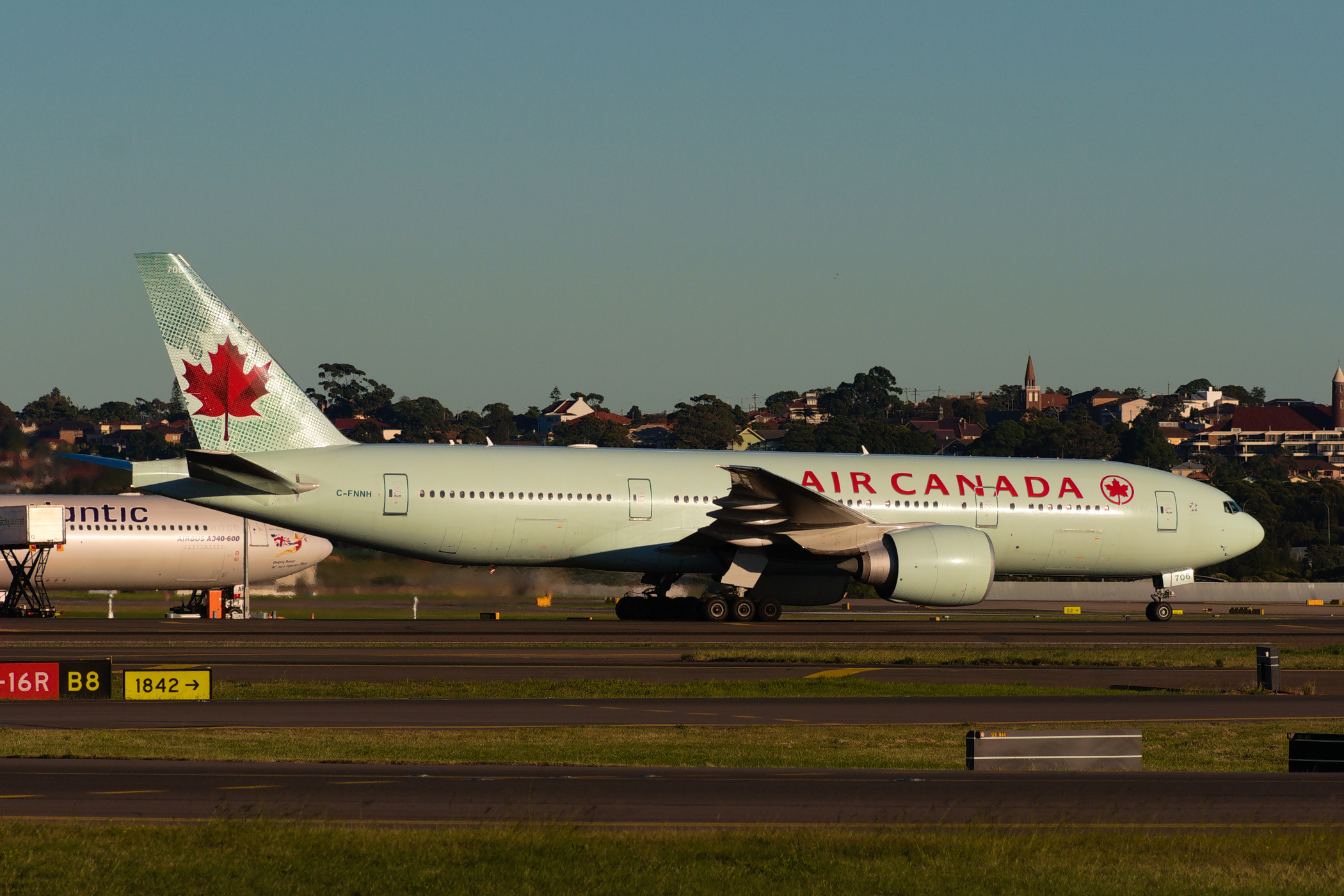 Air Canada Boeing 777-200LR C-FNNH at Kingsford Smith