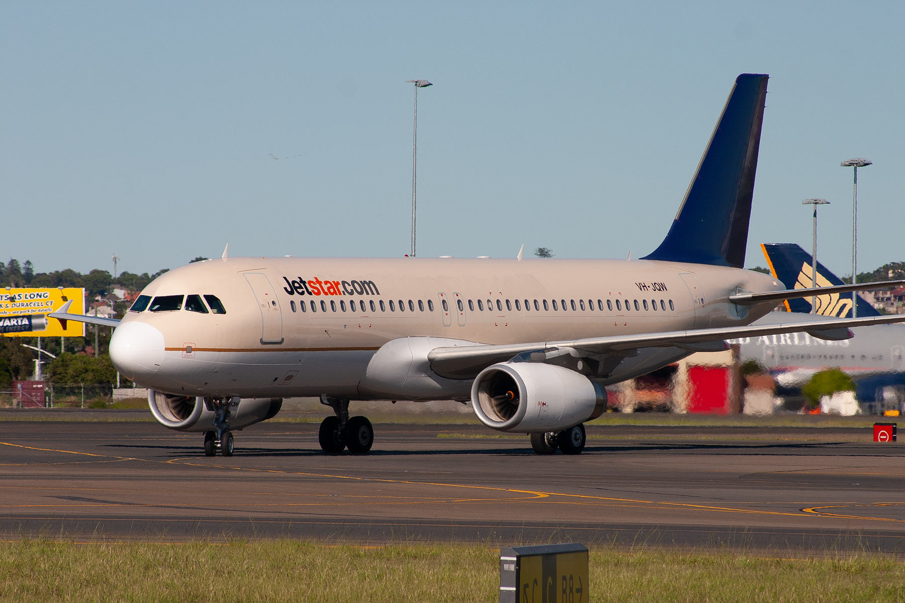 Jetstar Airways Airbus A320-200 VH-JQW at Kingsford Smith