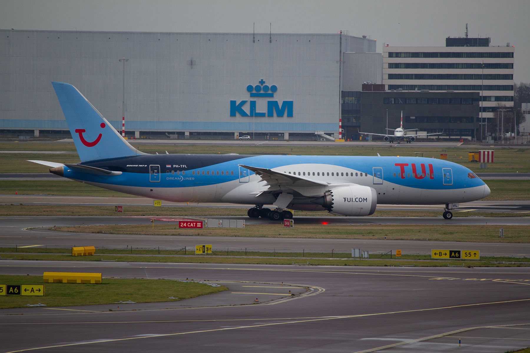 TUI AL Netherlands Boeing 787-800 PH-TFL at Schiphol