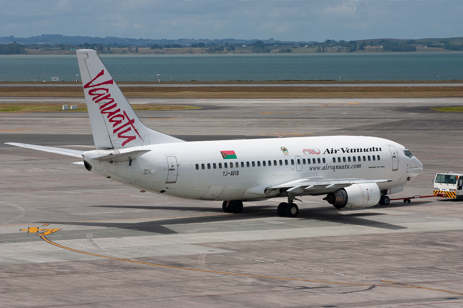 Air Vanuatu Boeing 737-300 YJ-AV18 at Manukau