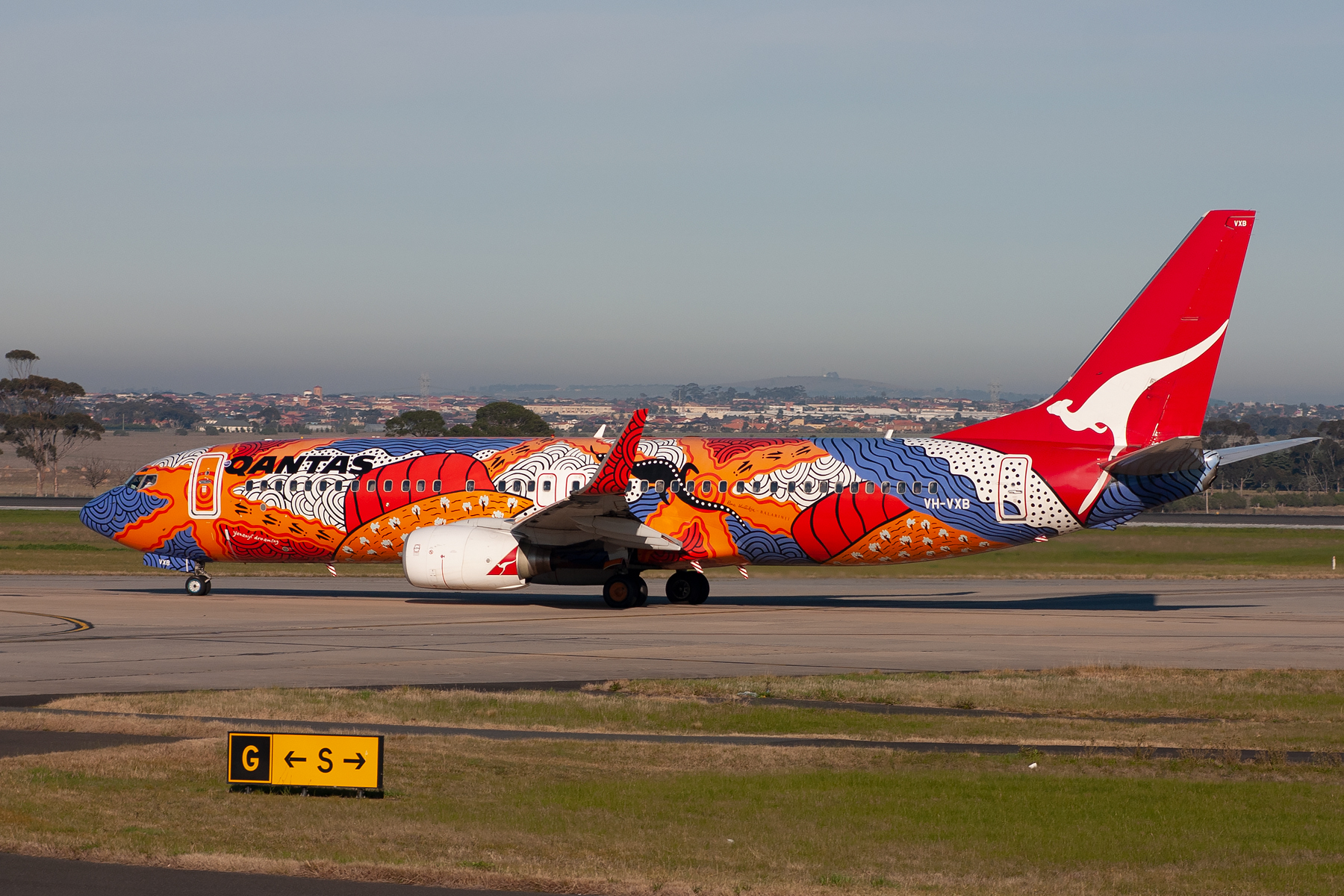 Qantas Boeing 737-800 VH-VXB at Tullamarine