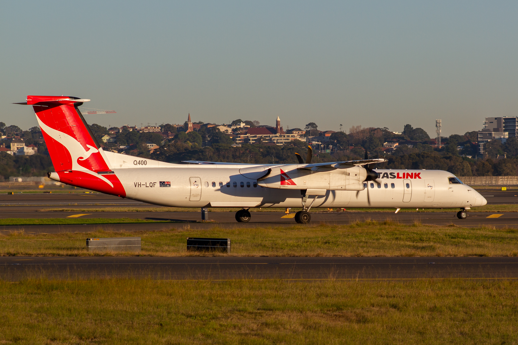 QantasLINK deHavilland Canada DHC8-Q400NG VH-LQF at Kingsford Smith