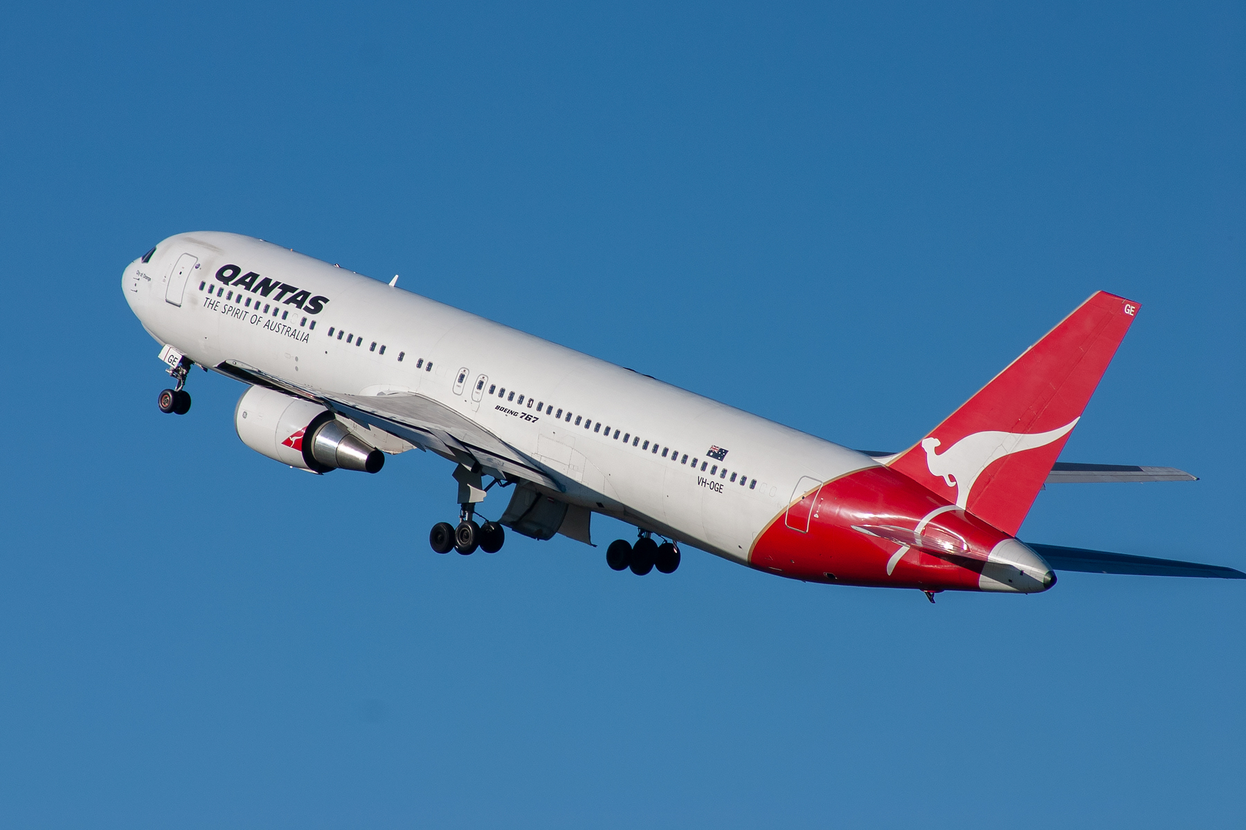 Qantas Boeing 767-300ER VH-OGE at Kingsford Smith