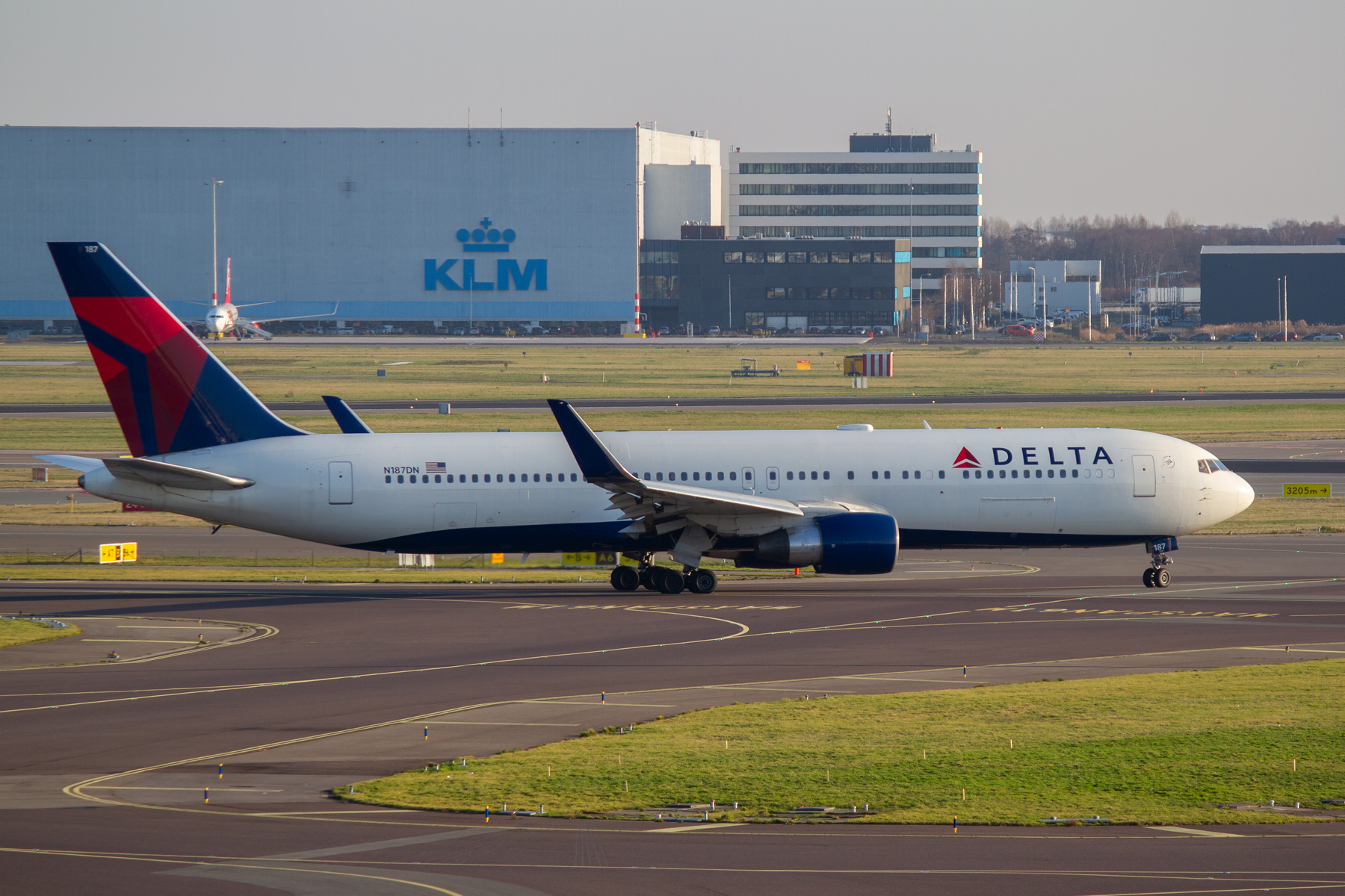 Delta Airlines Boeing 767-300 N187DN at Schiphol