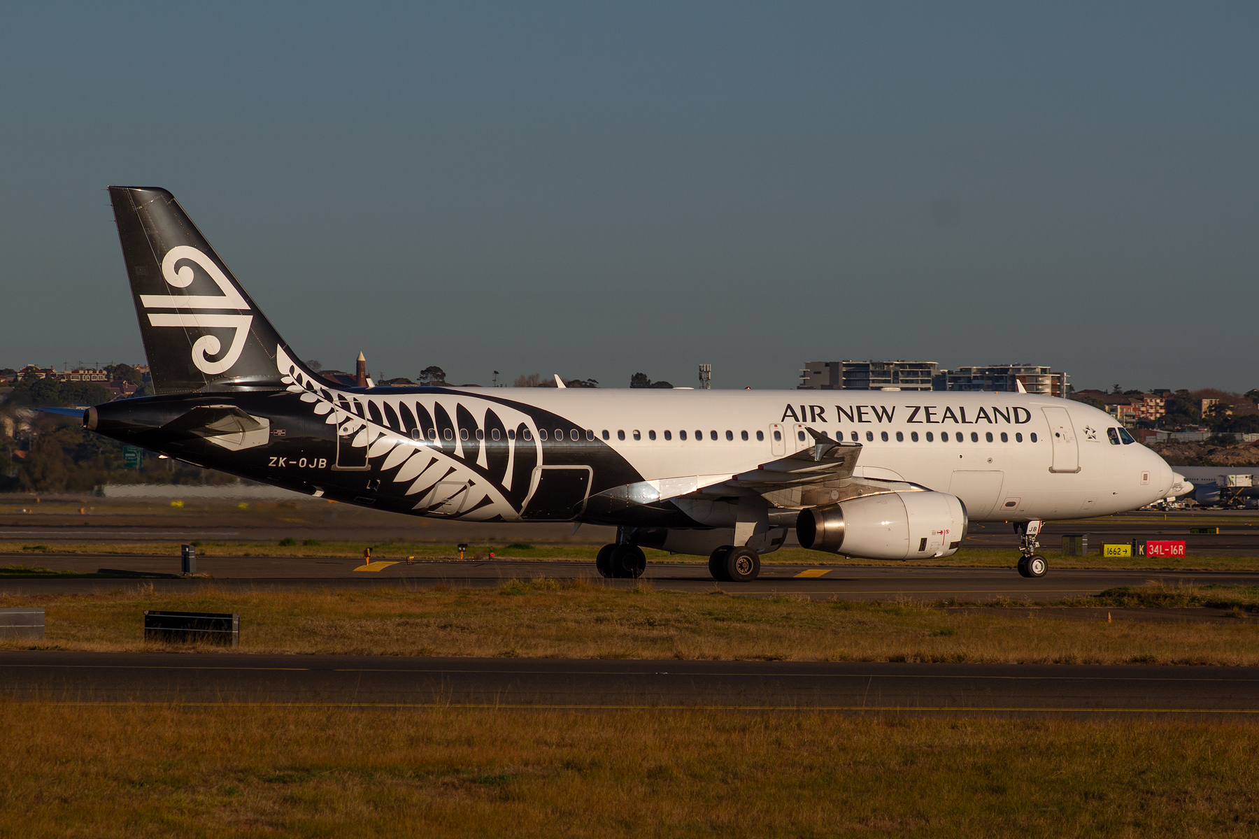 Air New Zealand Airbus A320-200 ZK-OJB at Kingsford Smith