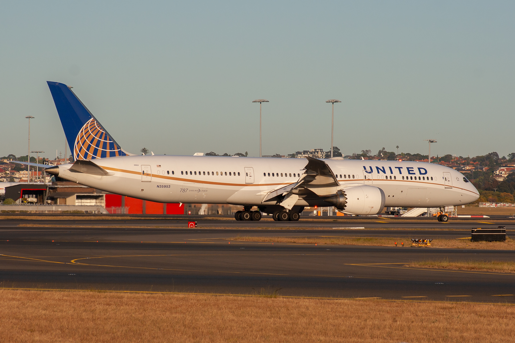 United Airlines Boeing 787-900 N35953 at Kingsford Smith