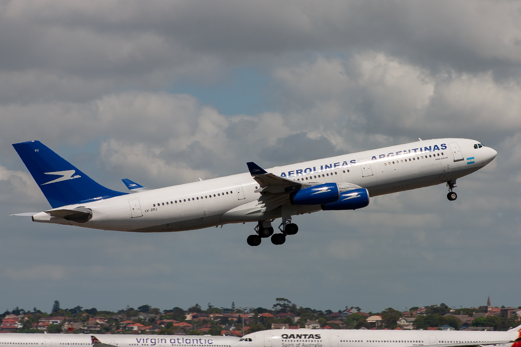 Aerolineas Argentinas Airbus A340-200 LV-ZPJ at Kingsford Smith