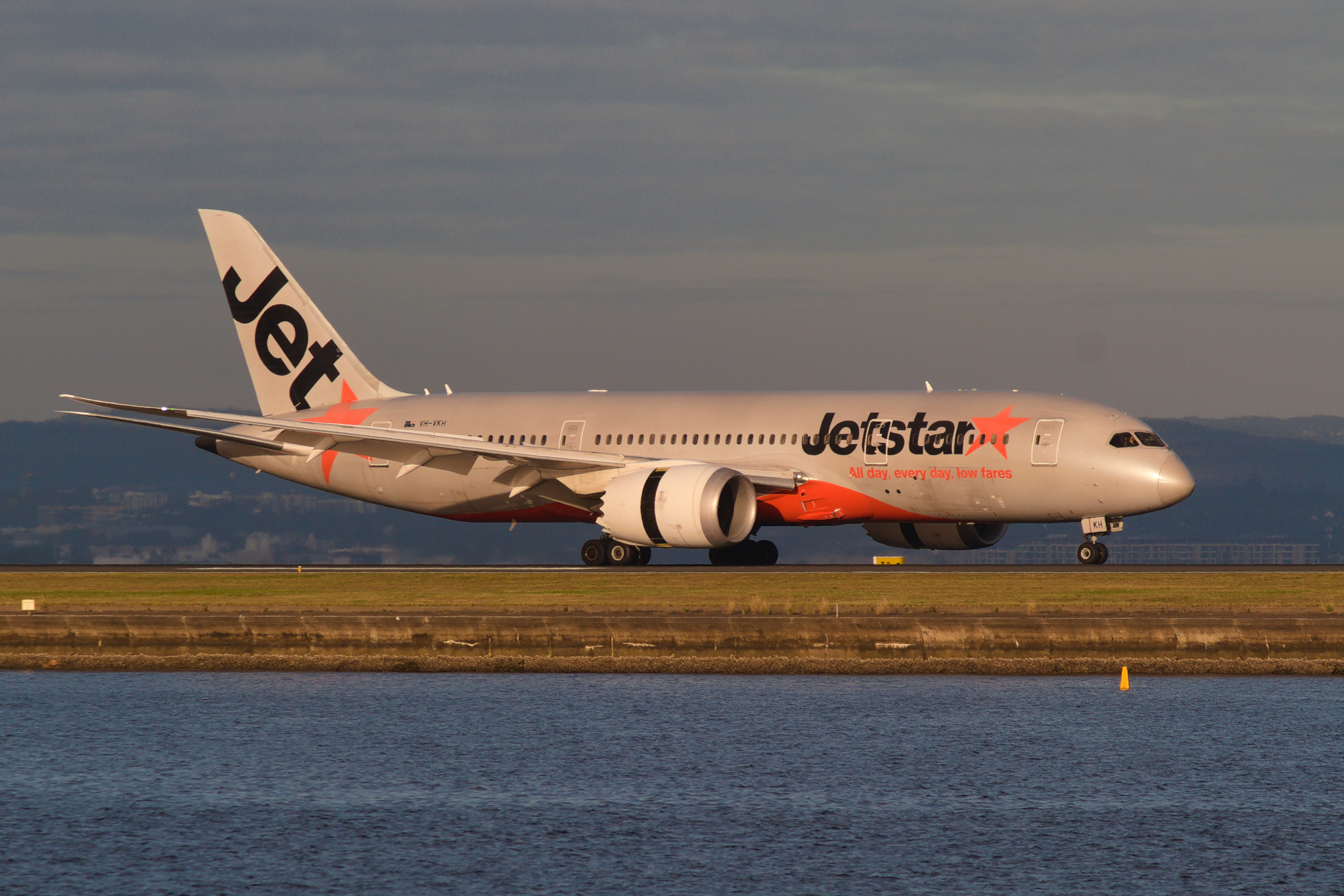 Qantas Boeing 787-800 VH-VKH at Kingsford Smith