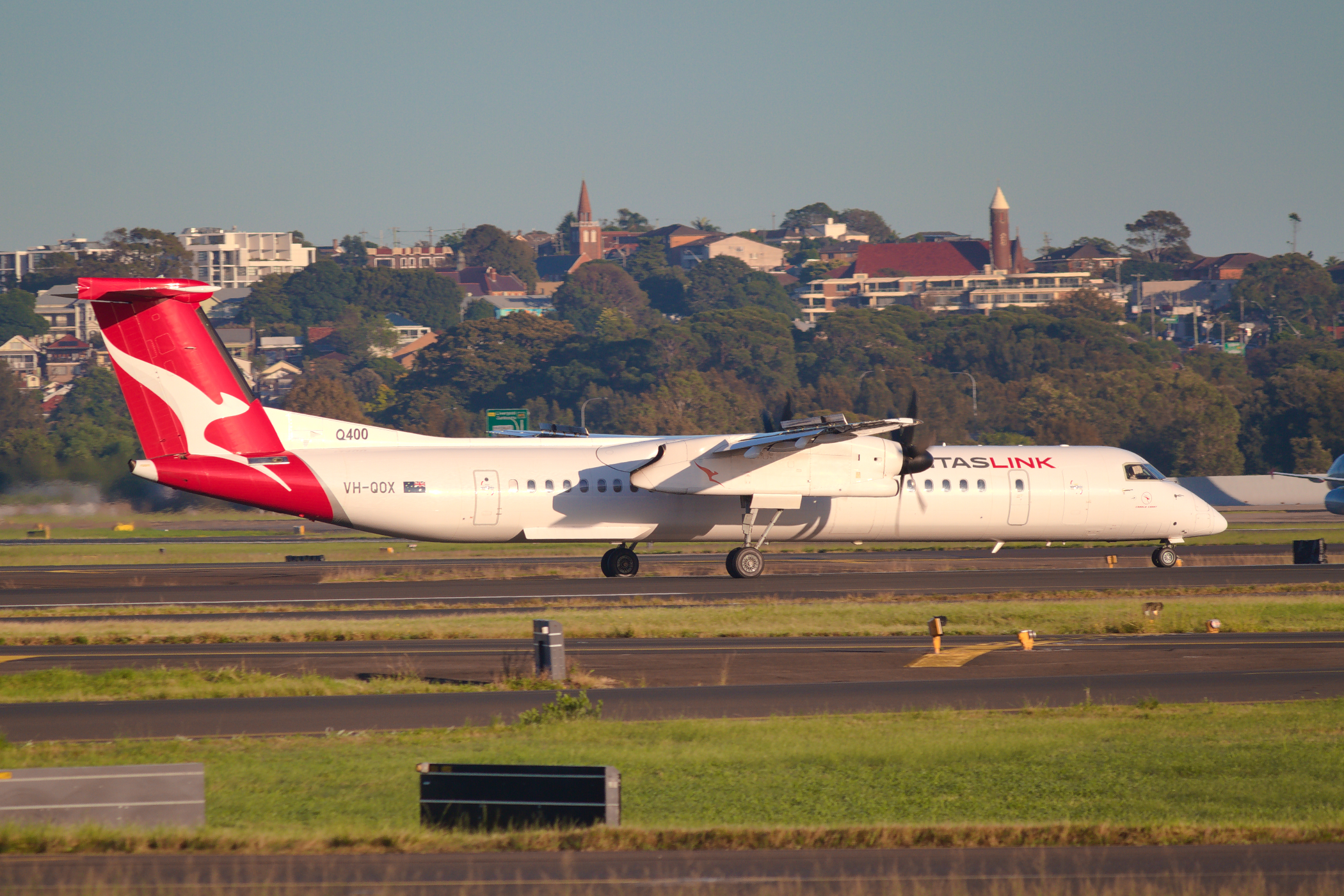 QantasLINK deHavilland Canada DHC8-Q400 VH-QOX at Kingsford Smith