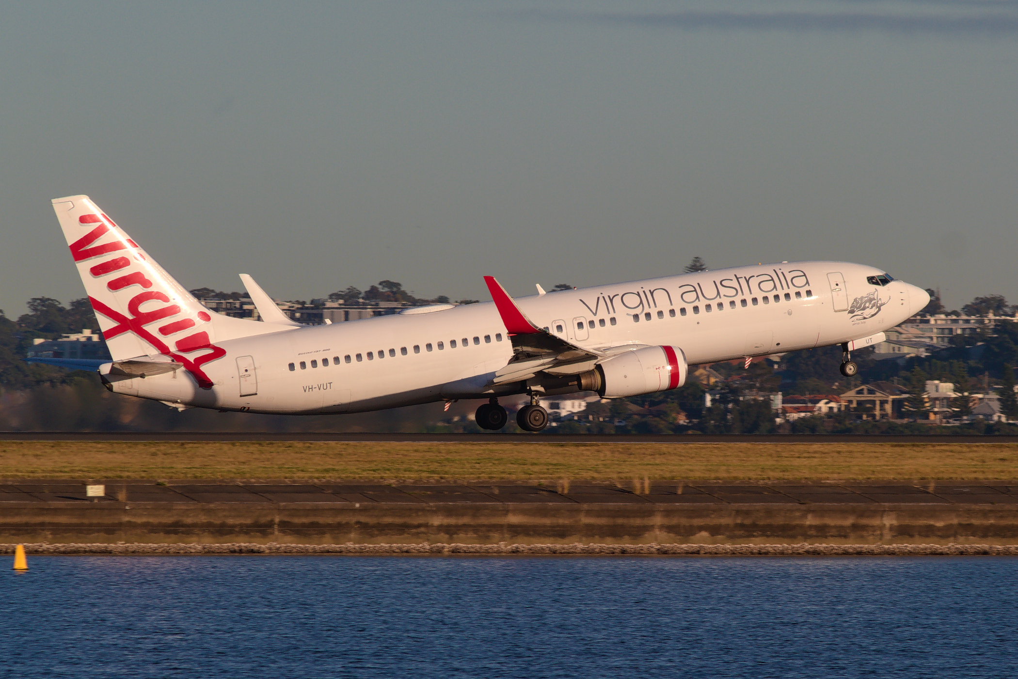Virgin Australia Airlines Boeing 737-800 VH-VUT at Kingsford Smith