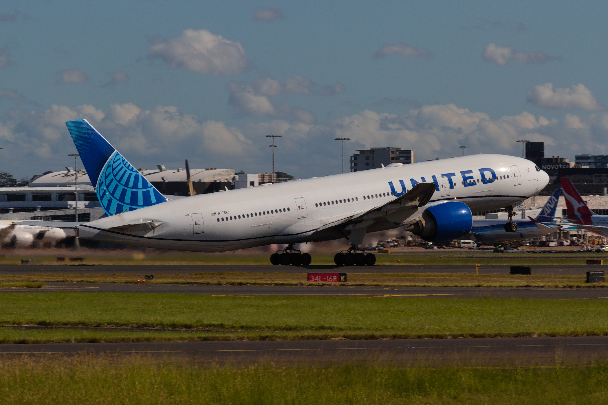 United Airlines Boeing 777-200ER N77012 at Kingsford Smith