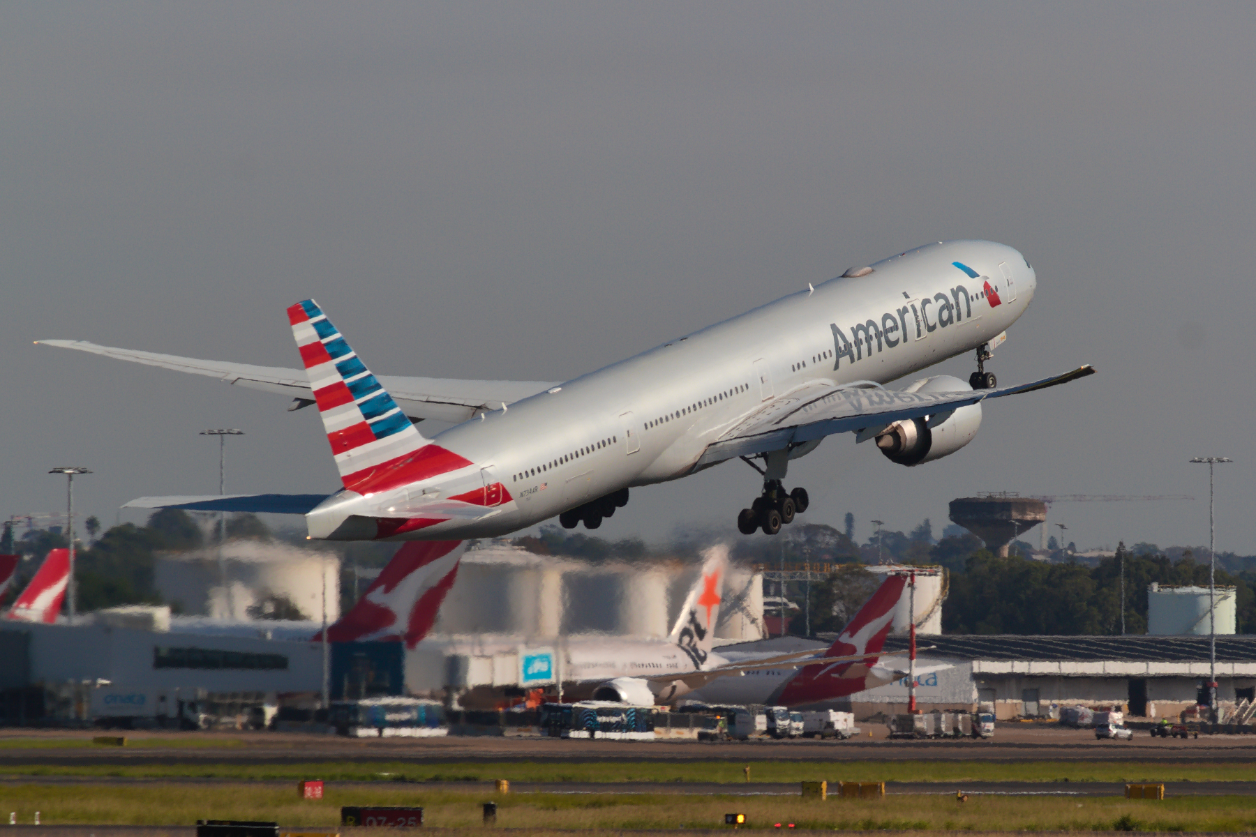 American Airlines Boeing 777-300ER N734AR at Kingsford Smith
